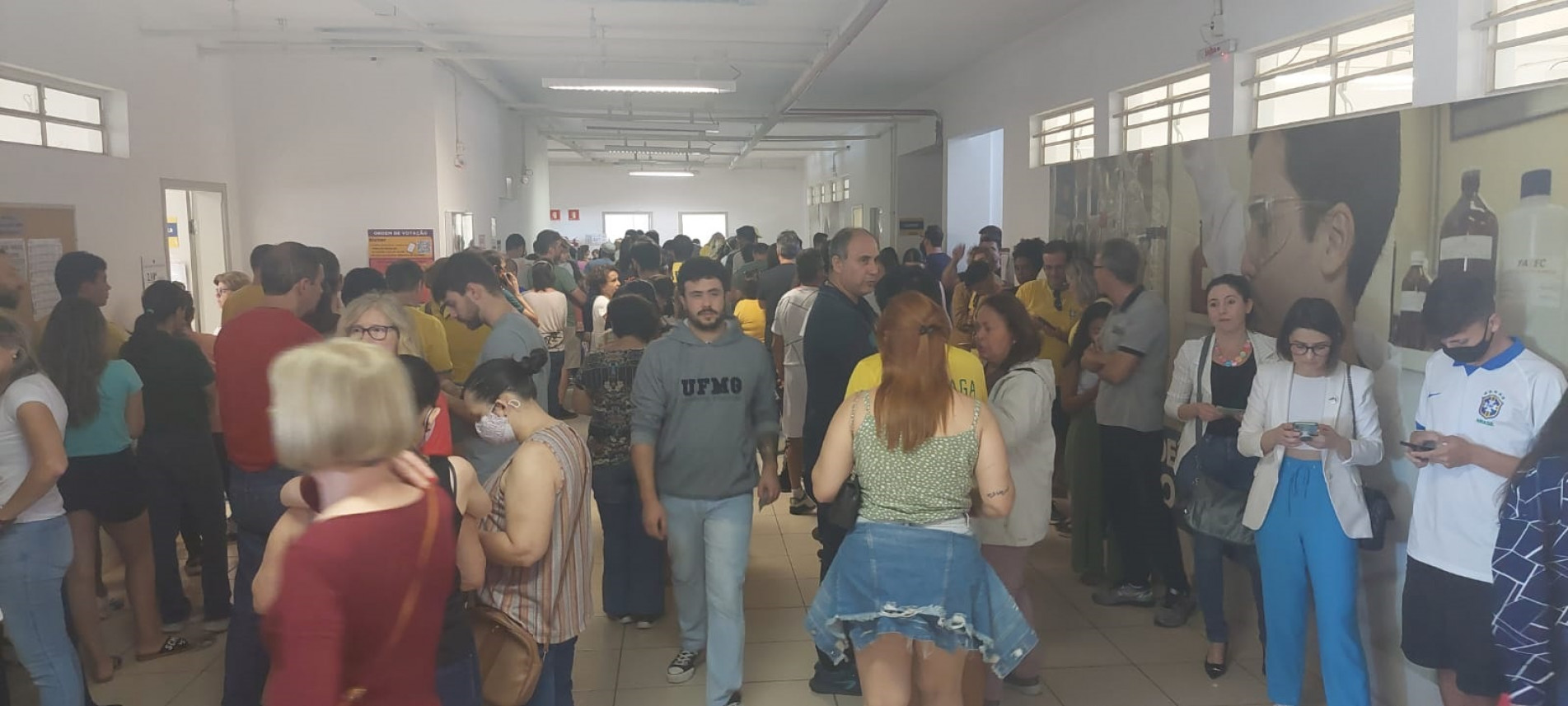Eleitores fazem fila para votar na Fatec