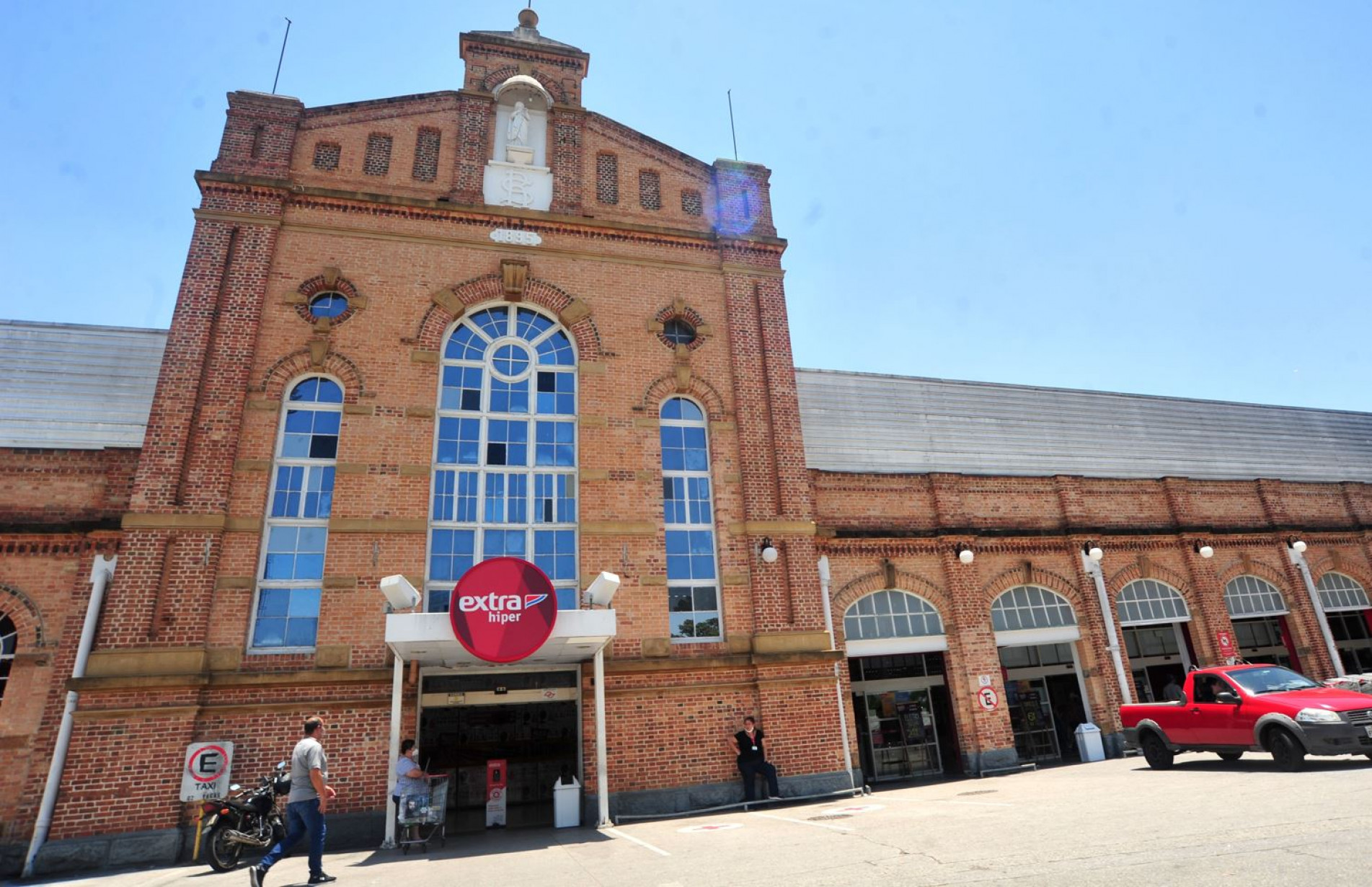 Fachada da loja do Extra que funcionava no Jardim Santa Ros&aacute;lia