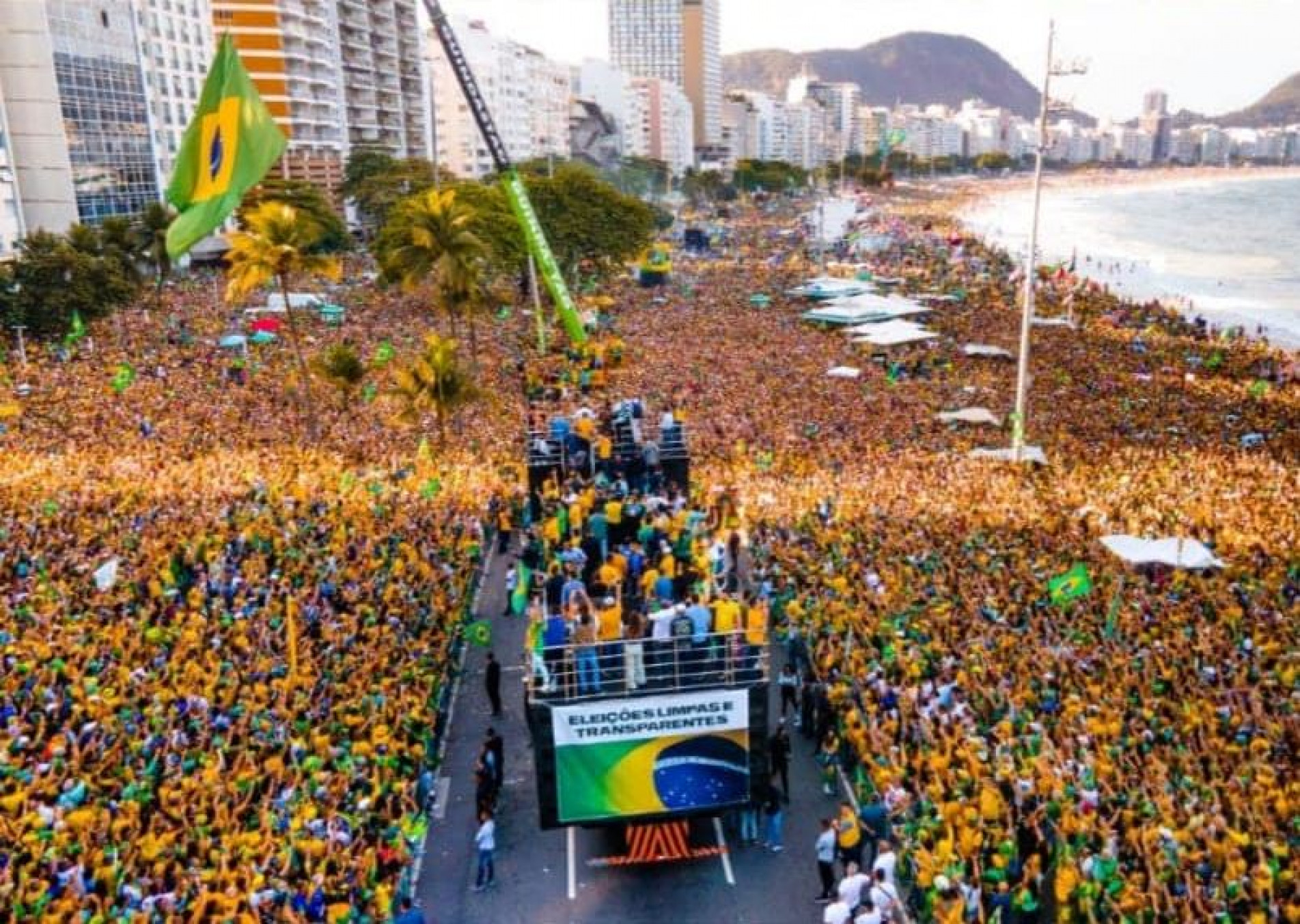 Multidão acompanha presidente e candidato à reeleição Jair Bolsonaro (PL) pelas ruas 