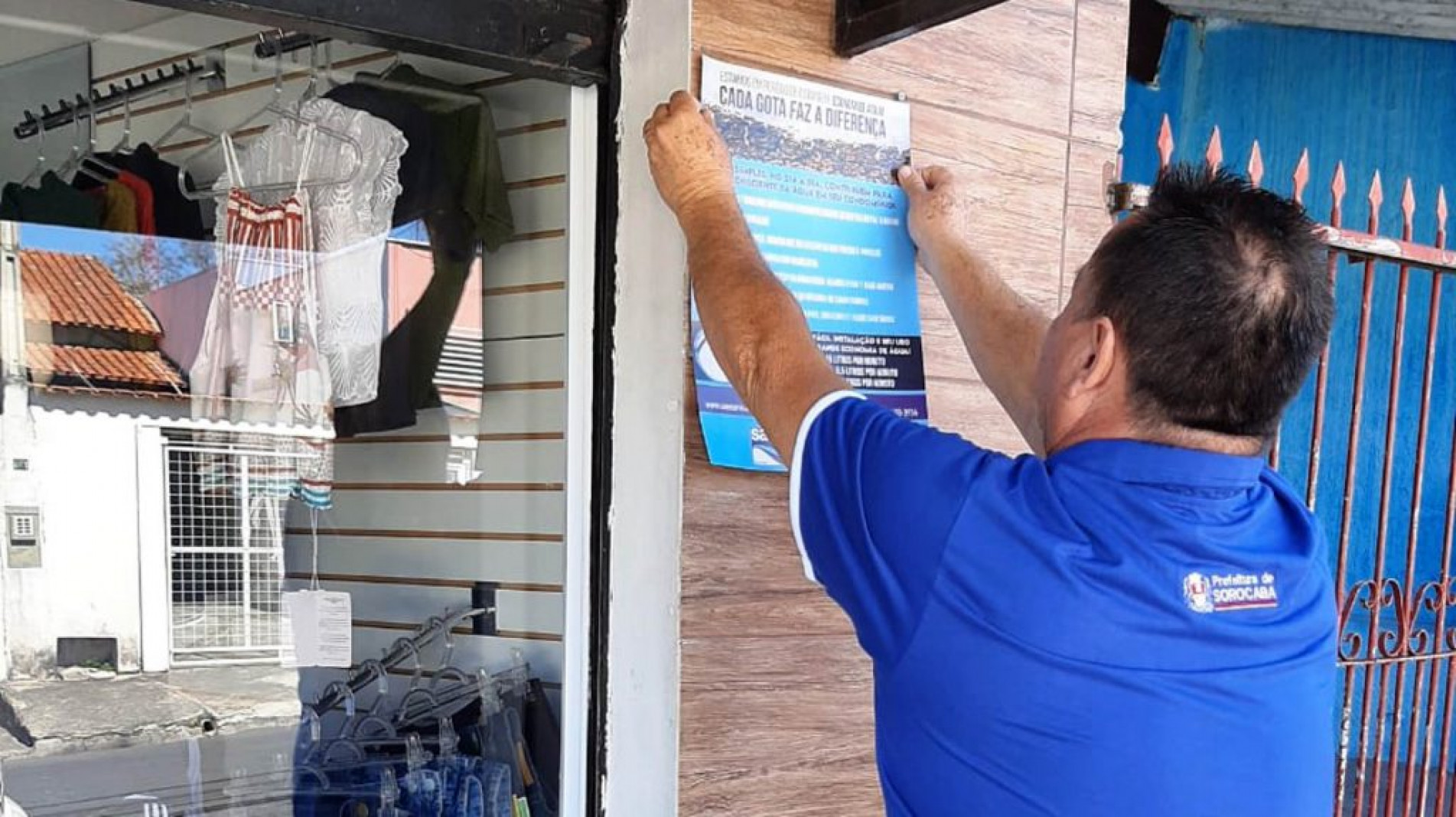 agentes de Educação Ambiental do Saae/Sorocaba percorrem  casas e estabelecimentos comerciais 