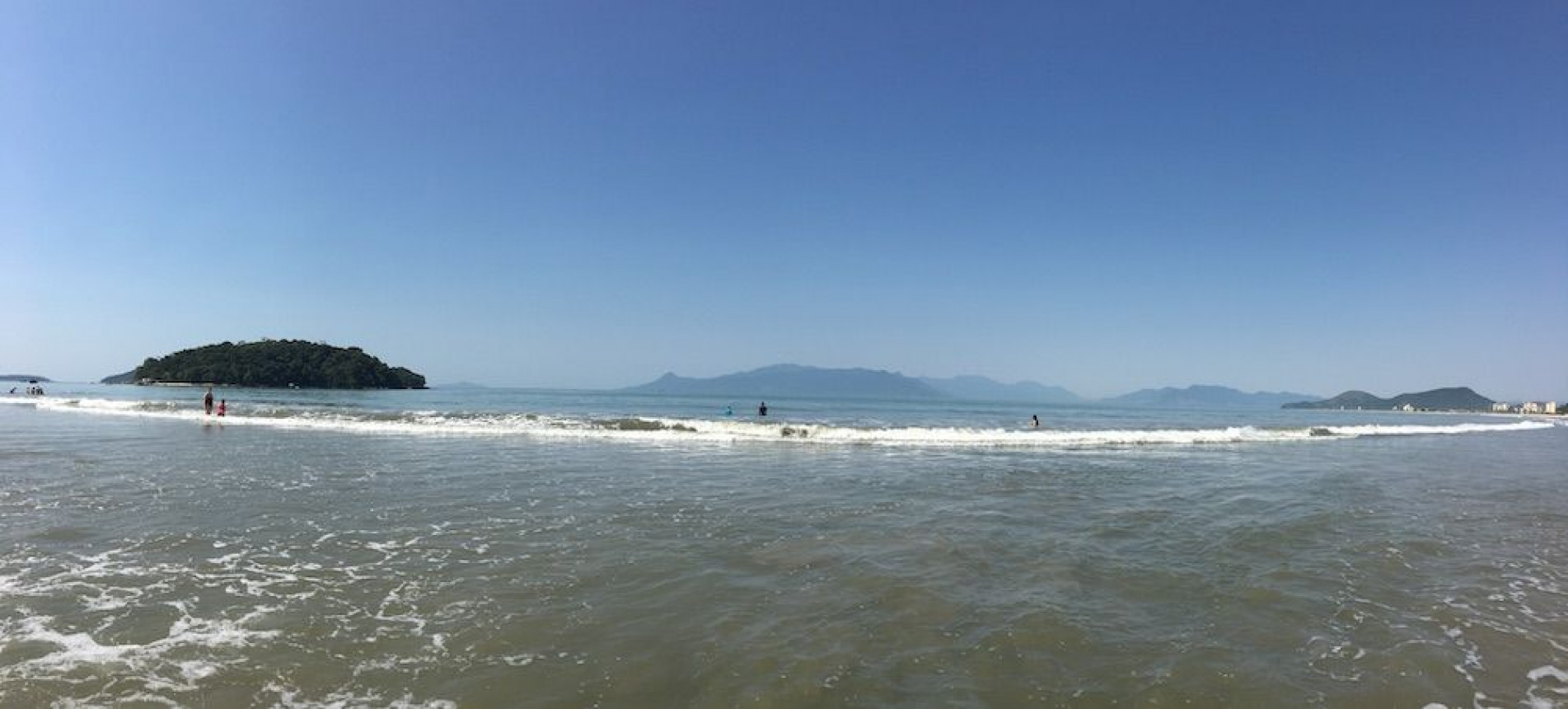 A praia de Tabatinga fica numa enseada tranquila no extremo norte de Caraguatatuba, na divisa com Ubatuba