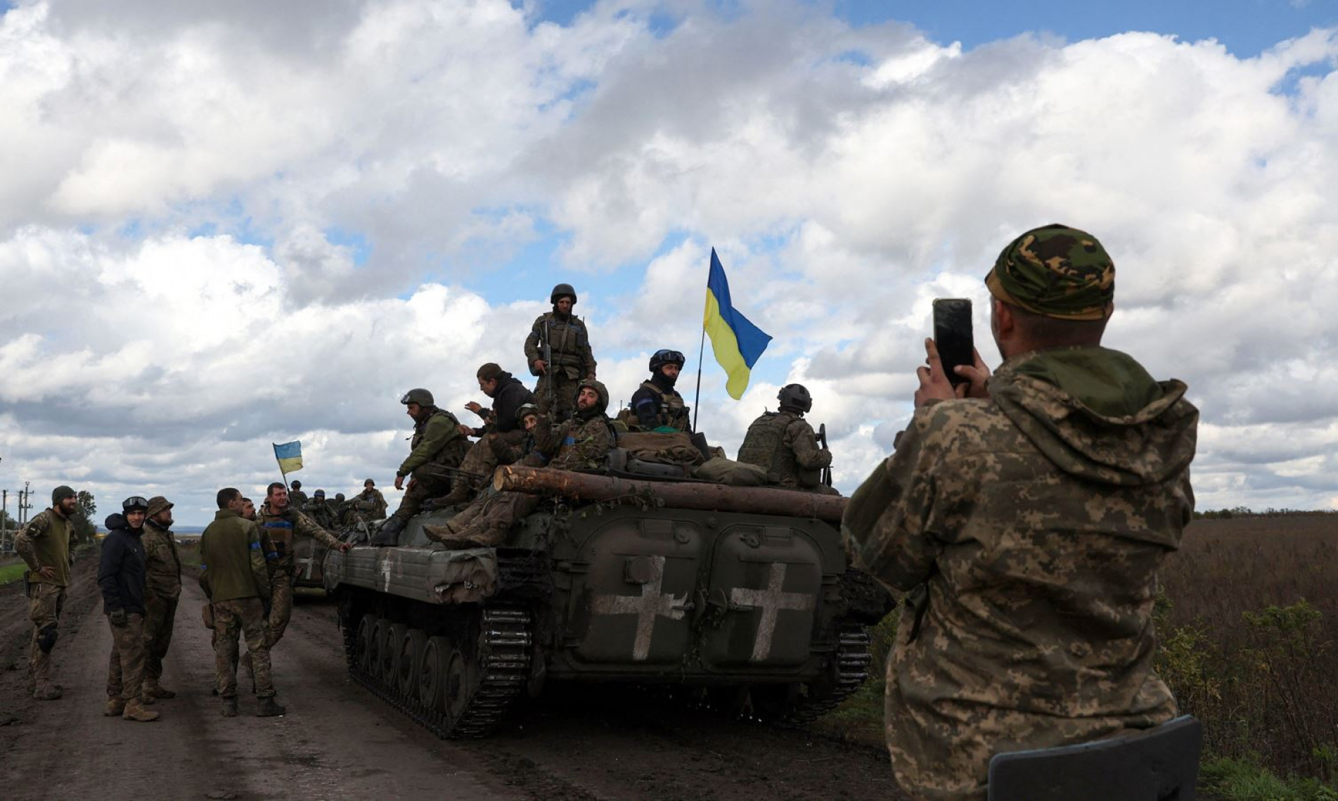 Soldados ucranianos posam perto de Lyman, em Donetsk