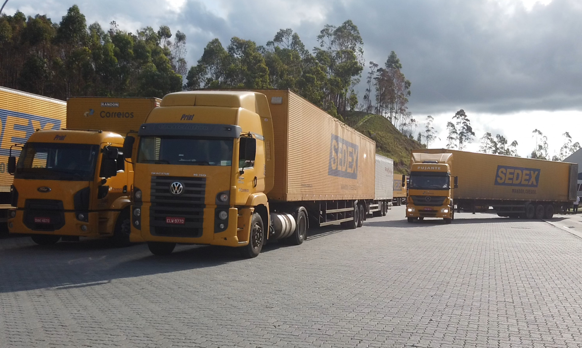 Caminhões de entrega dos Correios