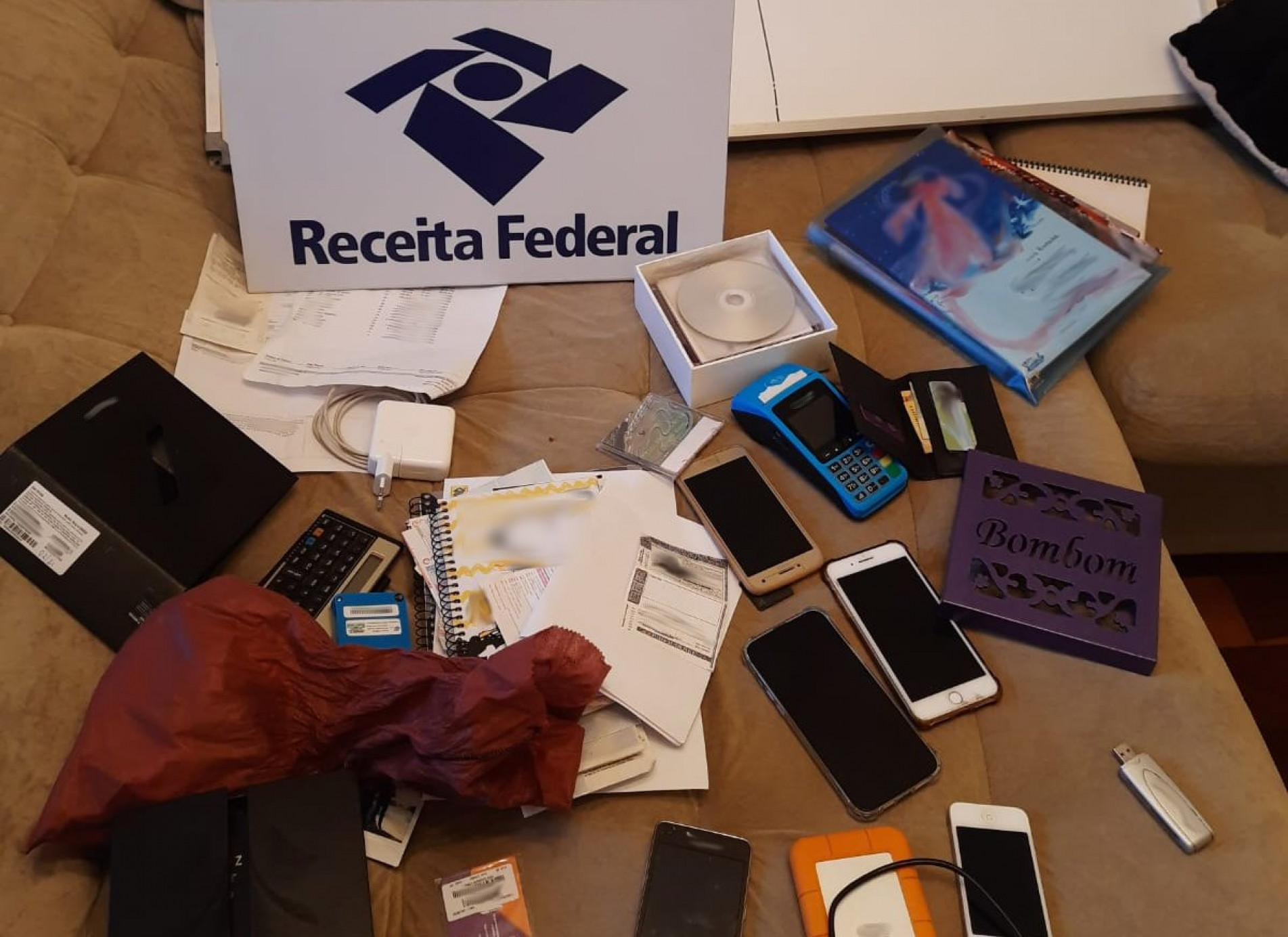 Objetos e documentos apreendidos durante a operação