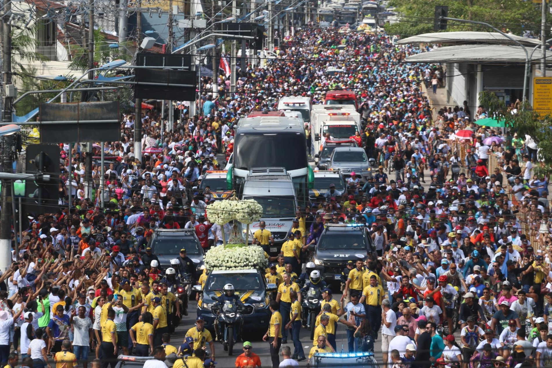 A festa religiosa leva milhares de pessoas
