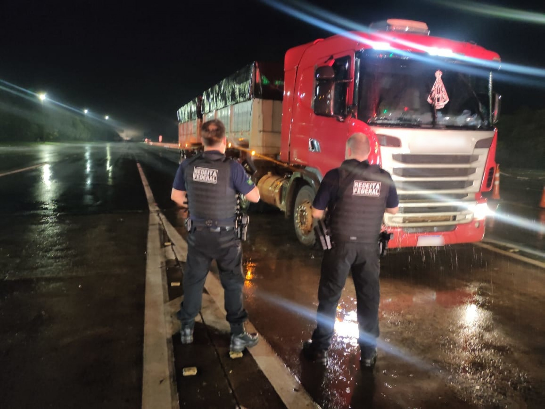 Receita Federal apreende caminhão carregado com 450 mil maços de cigarros