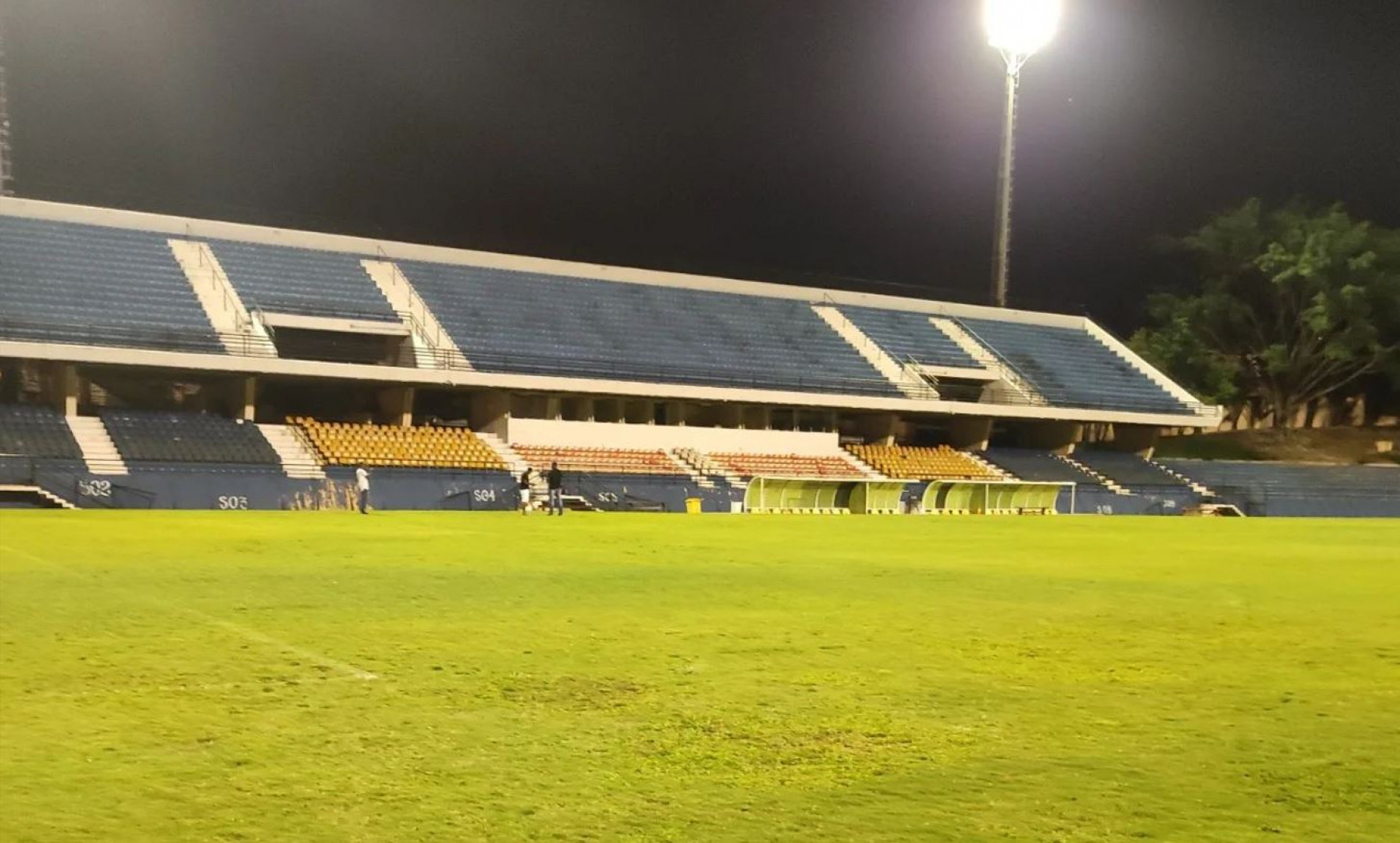 Representantes da FPF fizeram vistoria no Walter Ribeiro e mediram a intensidade luminosa dos refletores