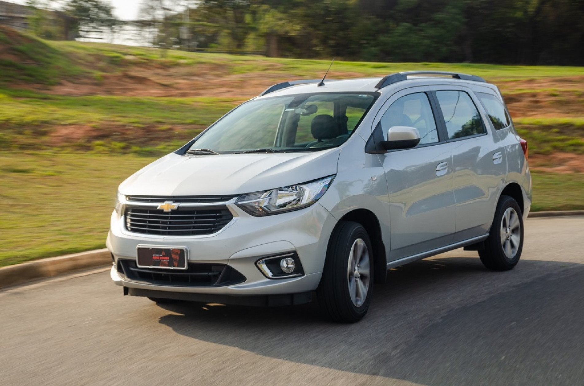 Sem mudanças radicais no visual, esta sobrevivente das minivans se segura bem com o atual design