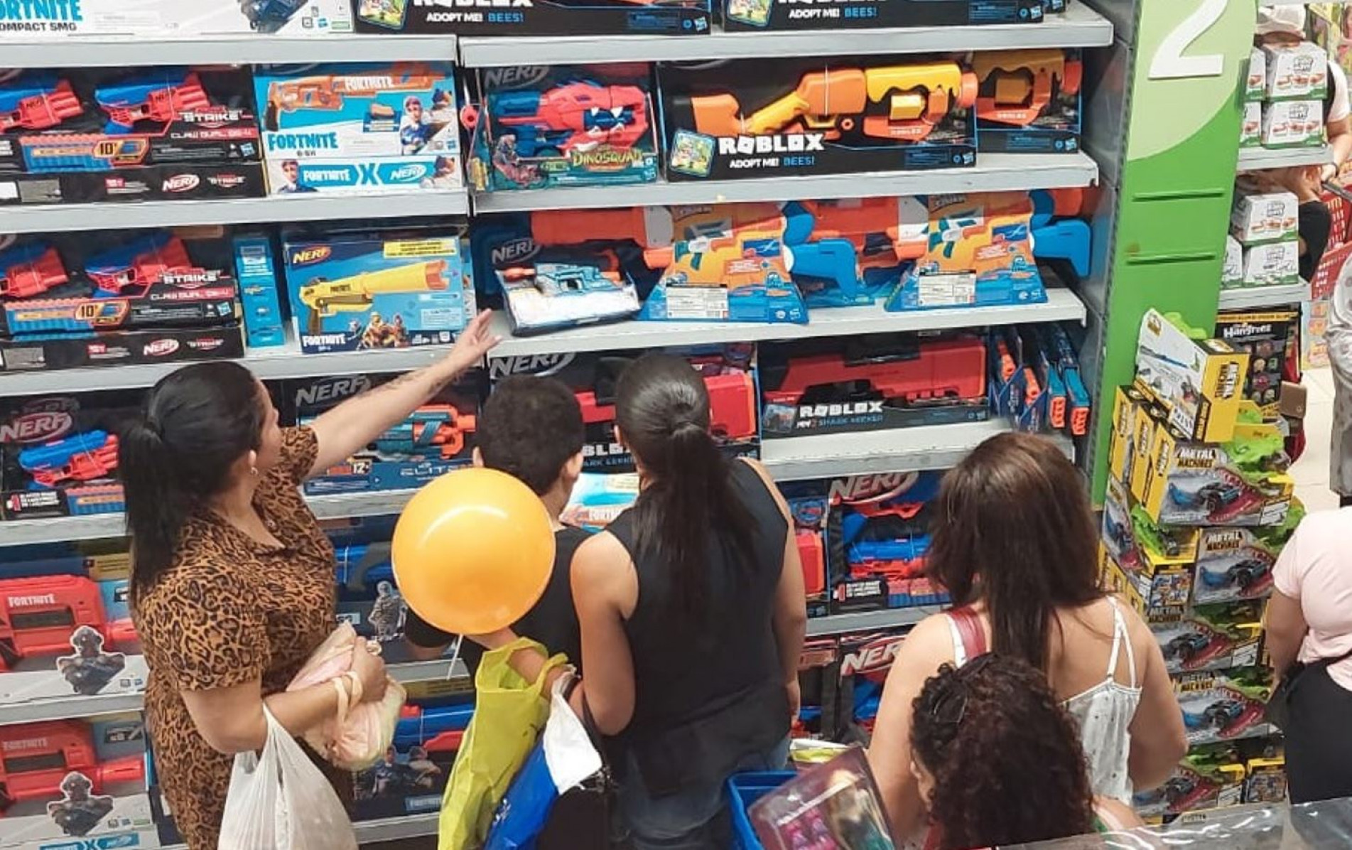 Movimento intenso foi observado em loja de brinquedos na região central da cidade