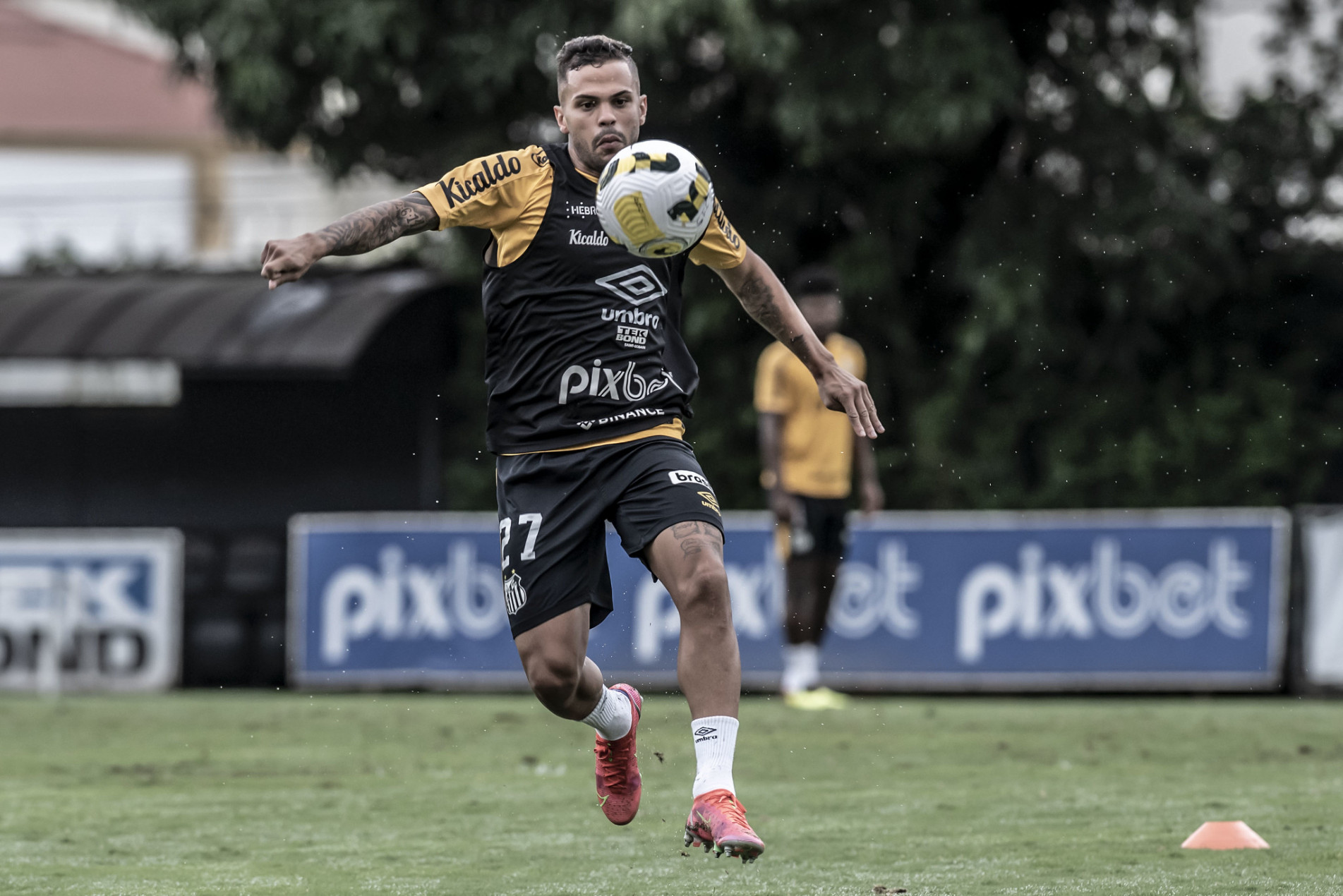 Auro será titular amanhã
