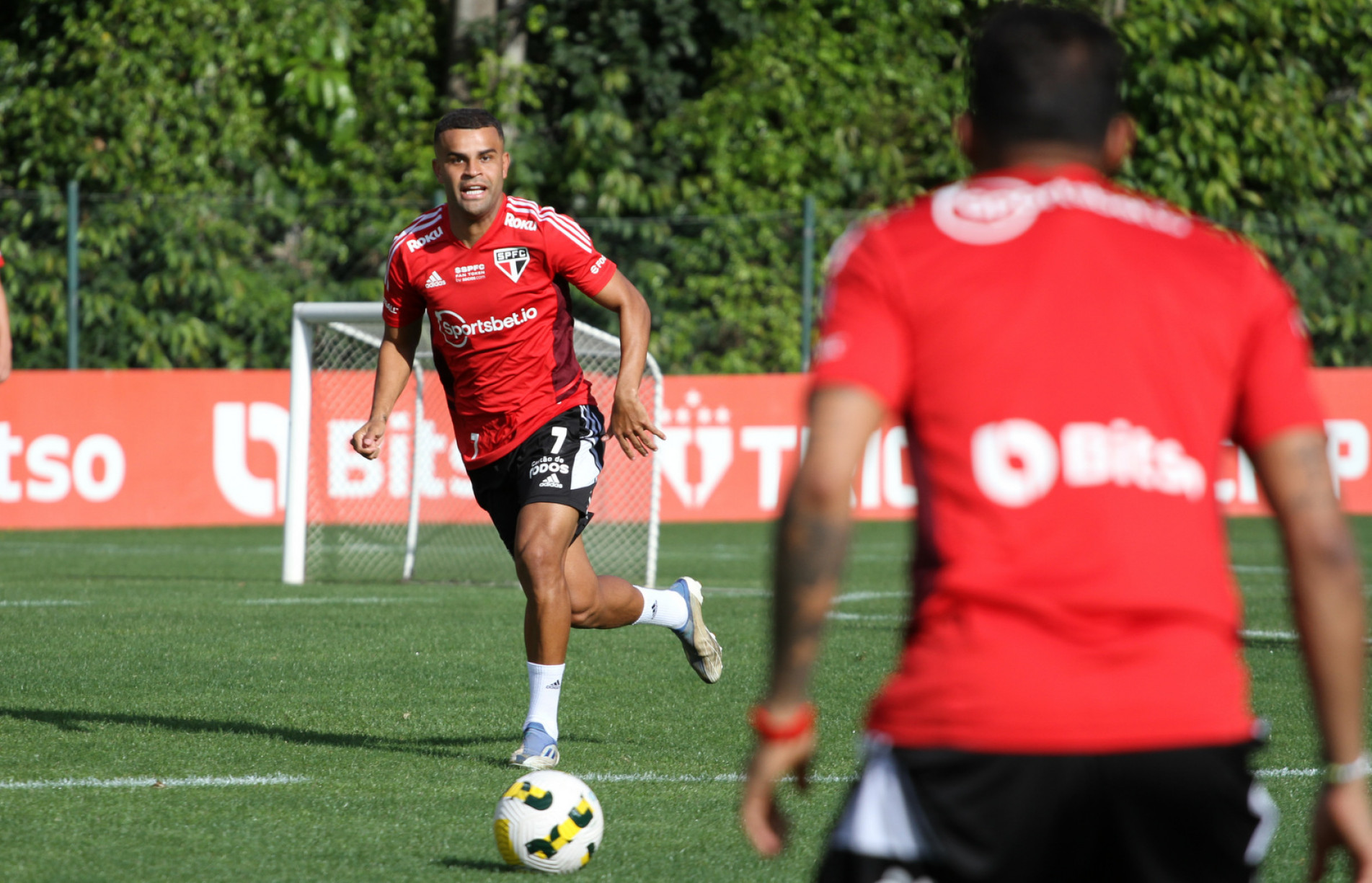 Elenco treinou ontem para confronto direto na tabela