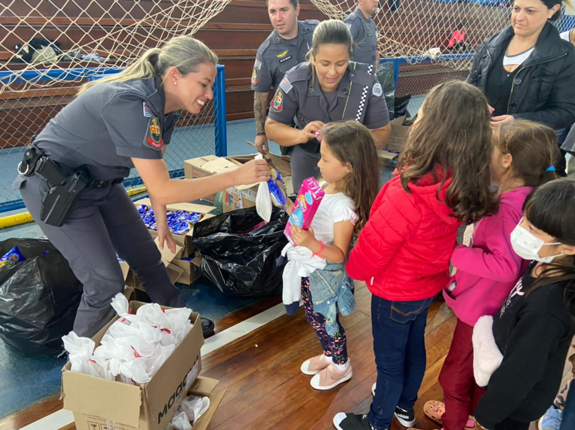 A Polícia Militar realizou uma festa em comemoração ao Dia das Crianças para alunos de duas escolas rurais de São Miguel Arcanjo nesta sexta-feira (7)