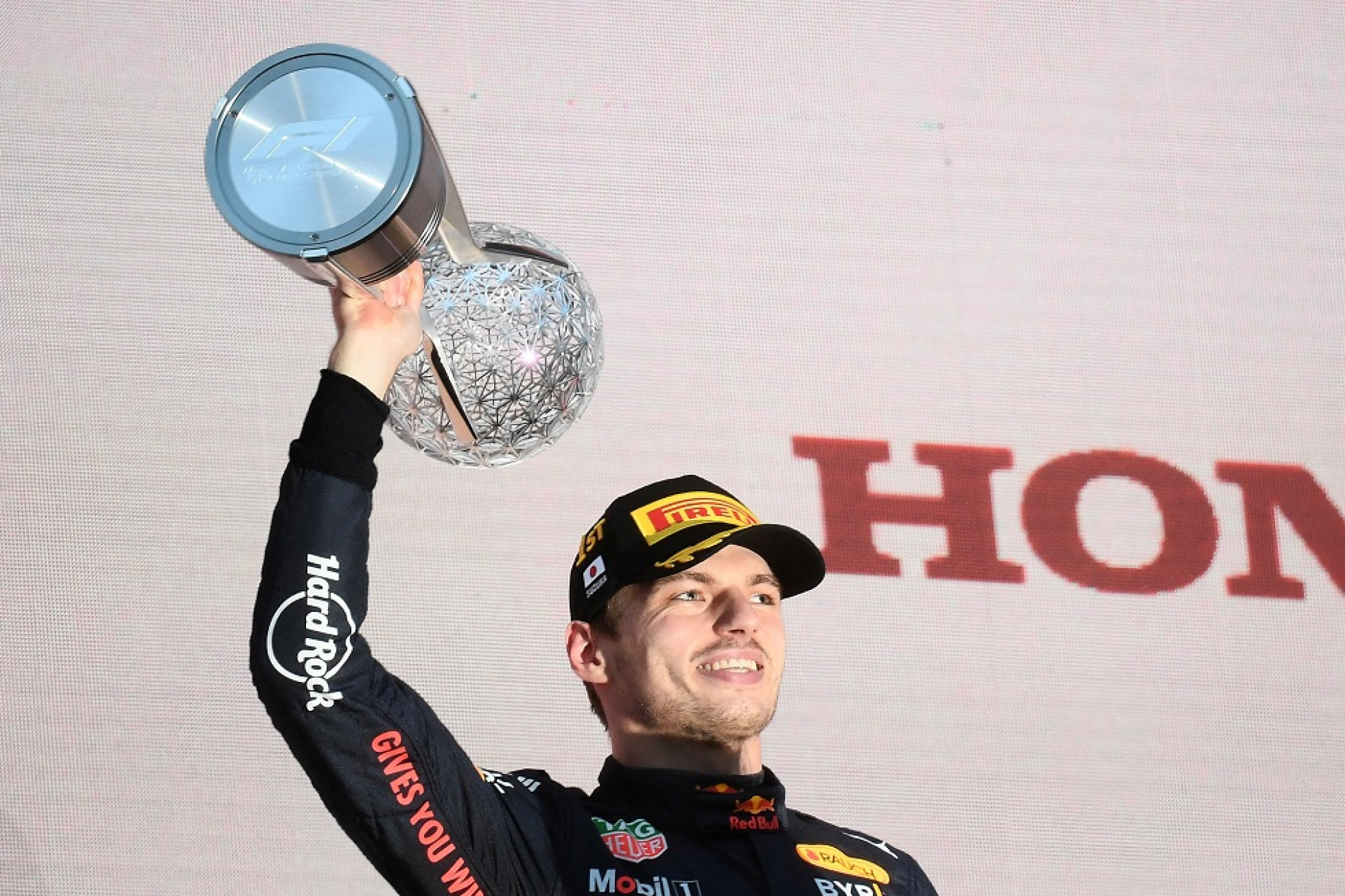Verstappen vence GP do Japão e é bicampeão mundial de F1 após penalização a Leclerc
