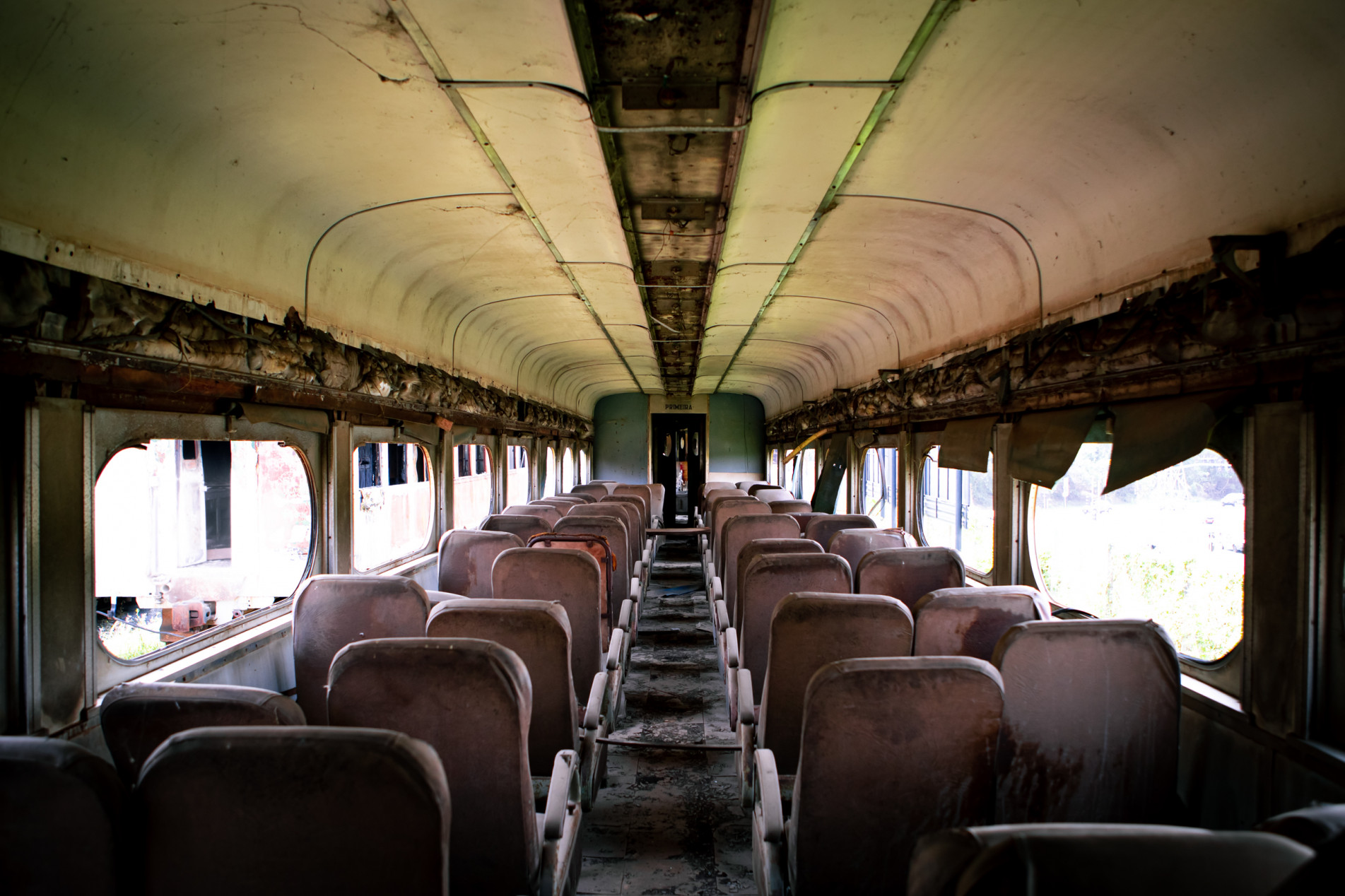 Fotos imprimem a dura realidade de hoje: ruínas, ferrugens e deterioração