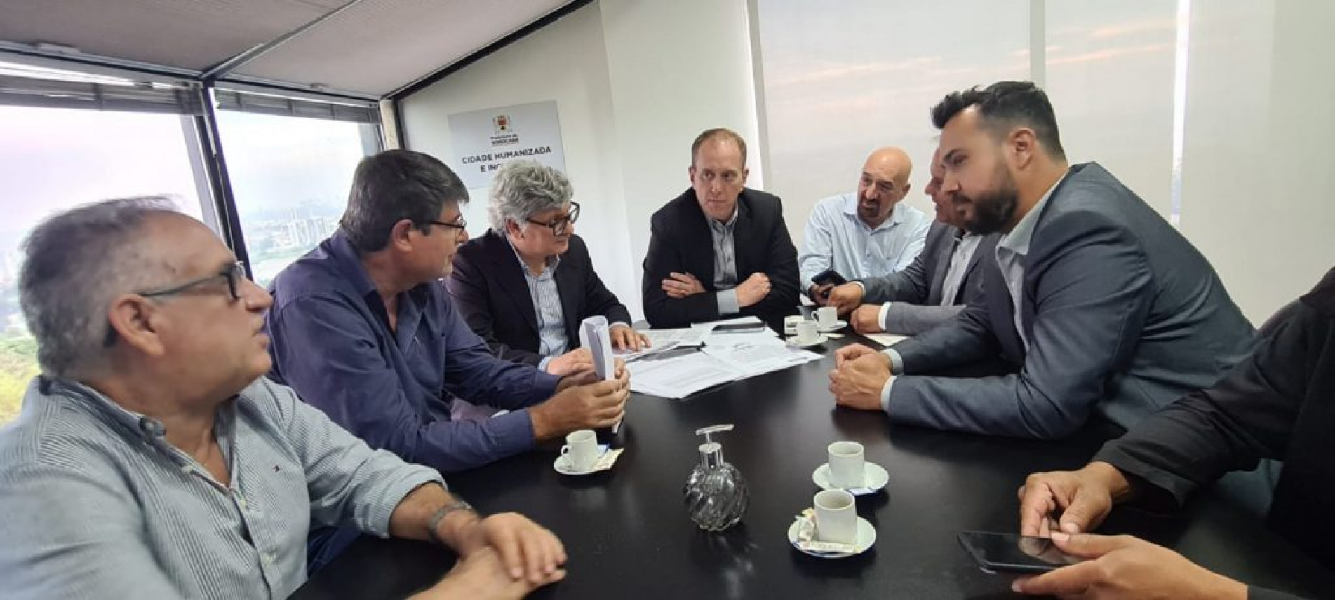 Prefeito Rodrigo Manga se reuniu com membros da Comiss&atilde;o da C&acirc;mara Municipal para tratar sobre o ajuste 