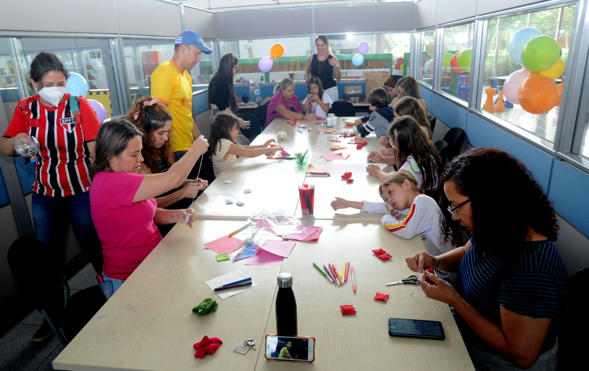Em duas atividades, crianças aprenderam a criar brinquedos lúdicos e a confeccionar a boneca abayomi