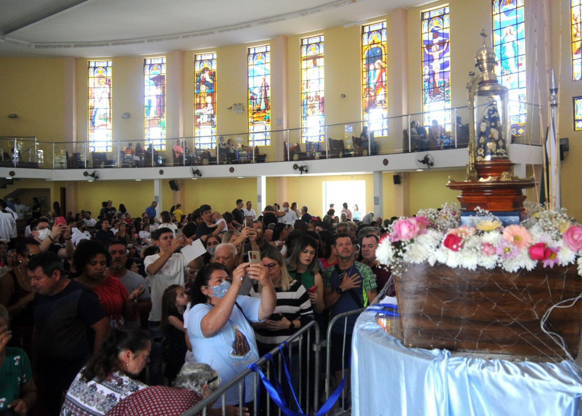 Centenas de fiéis participam nesta quarta-feira (12) das missas em comemoração ao Dia de Nossa Senhora