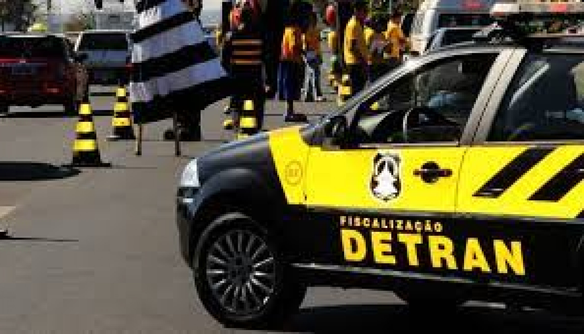 Fiscalização com carro do Detran do Distrito Federal