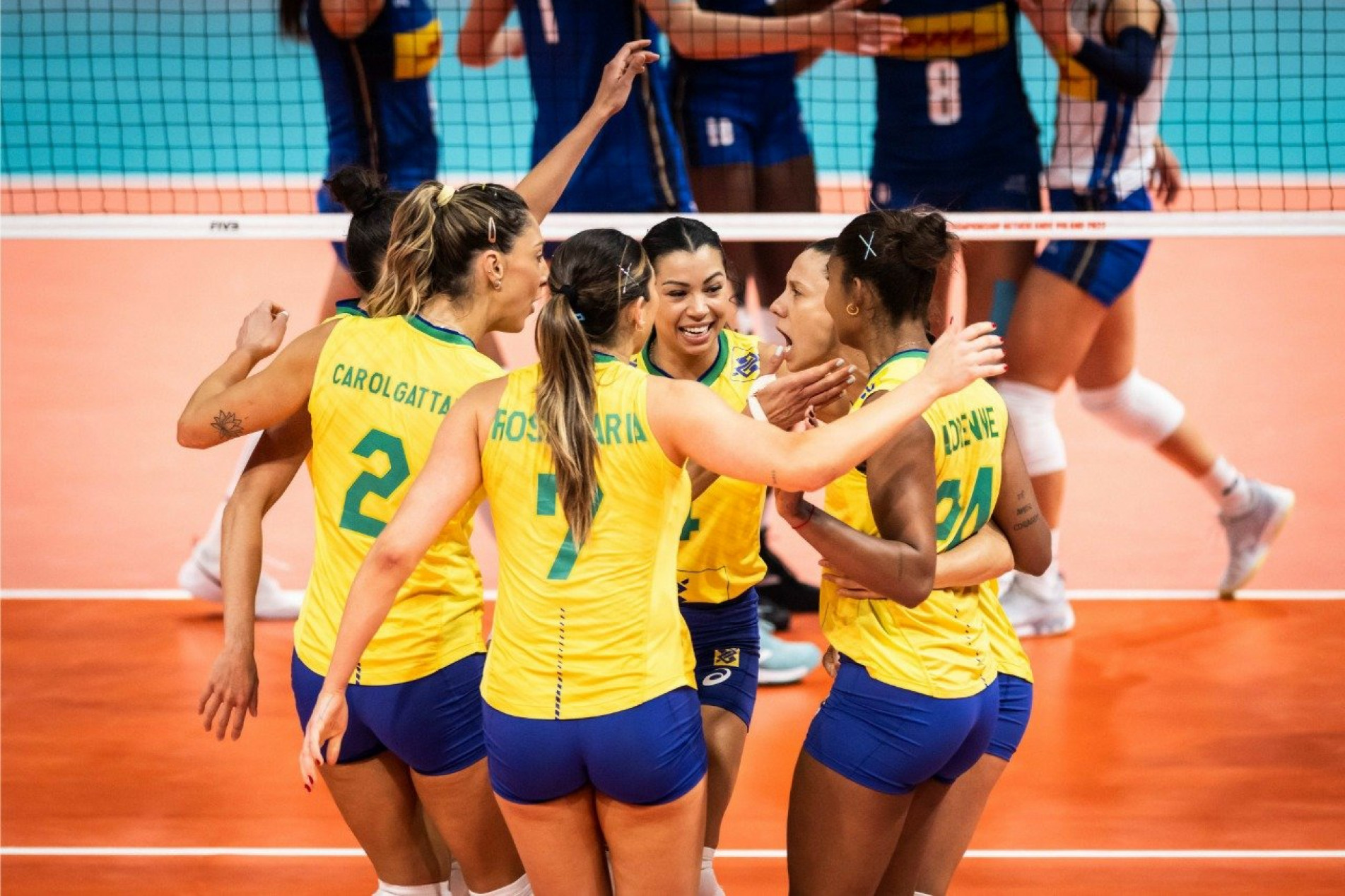 Brasileiras comemoram ponto contra a Itália na semifinal do Mundial