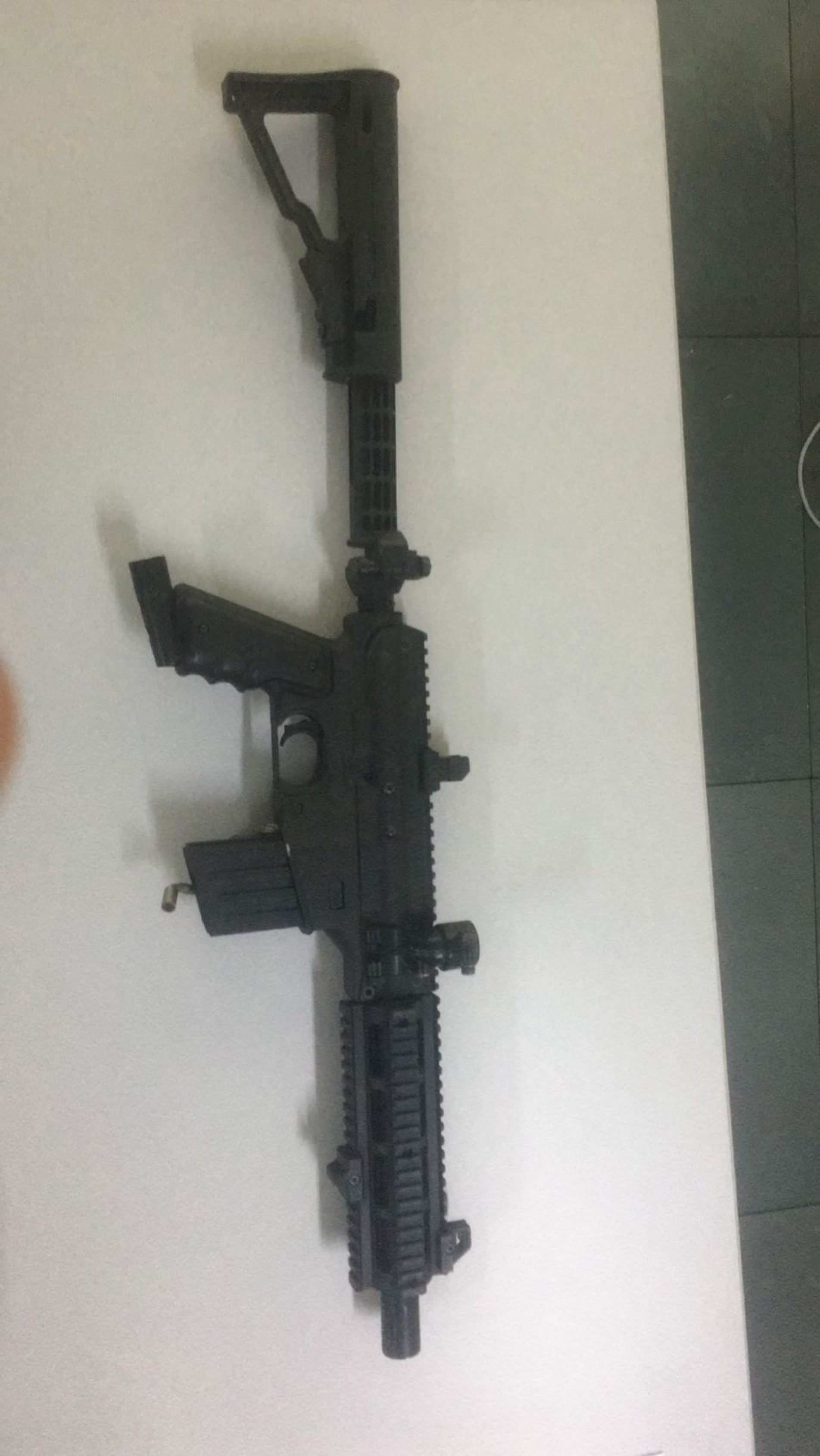 Adolescente &eacute; flagrado com r&eacute;plica de fuzil pela Pol&iacute;cia Civil 