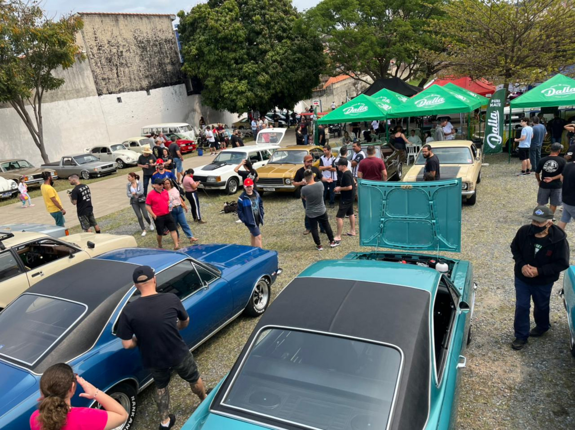 Exposição de carros antigos e 'Clube Rebaixados' movimentam