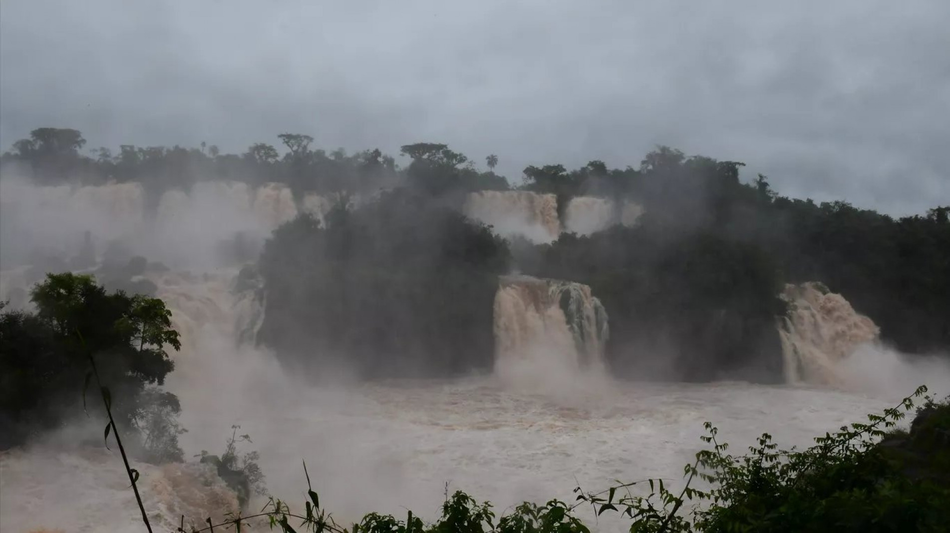 Por conta das chuvas, passarelas das Cataratas do Igua&ccedil;u ficaram fechadas por tr&ecirc;s dias 