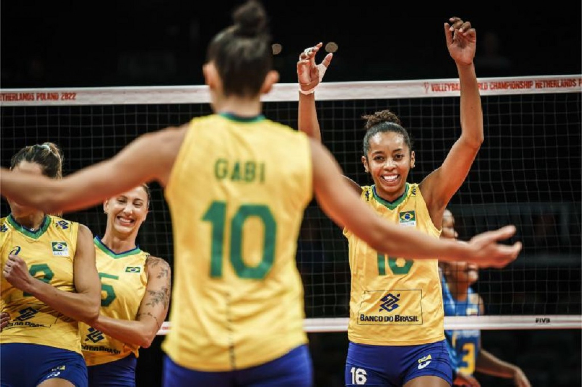 Com grande campanha, meninas tentam o título inédito
