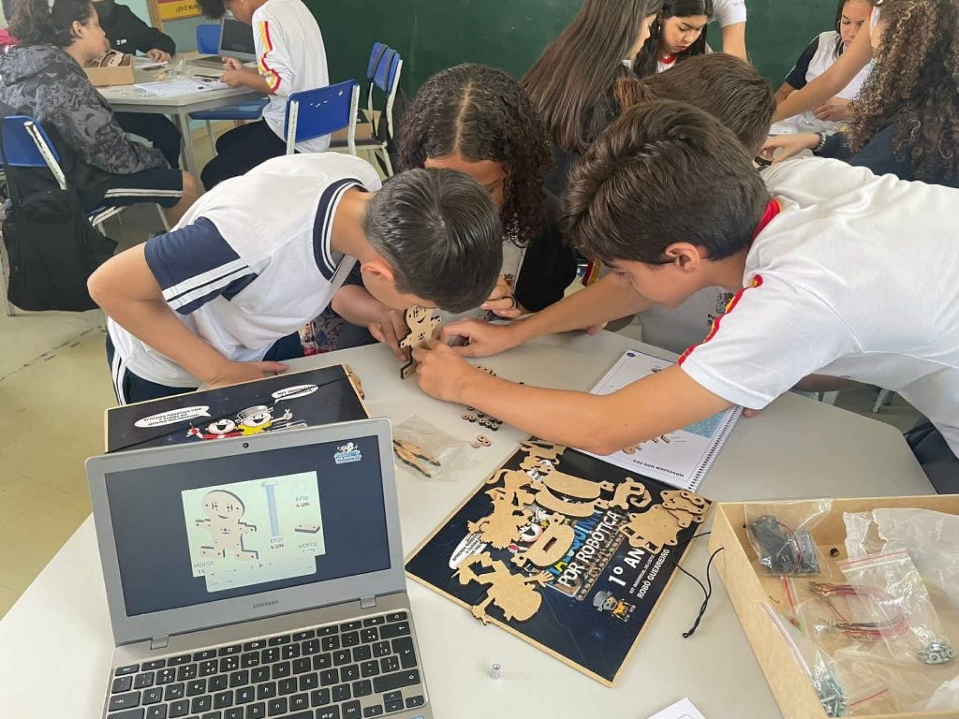 Alunos em atividade escolar