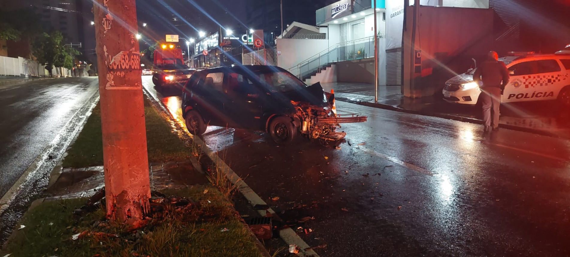 Motorista bêbado perde o controle da direção e bate em poste