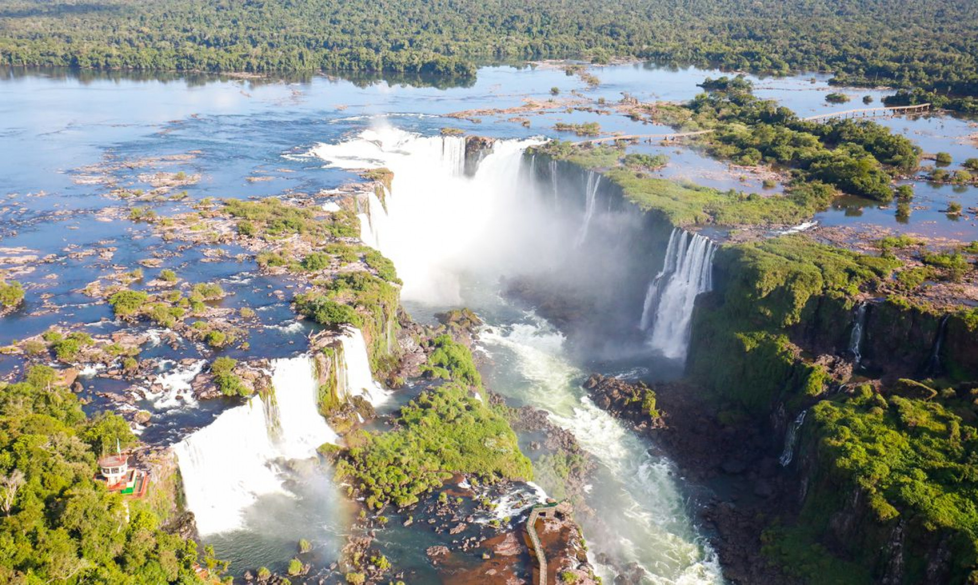 Cataratas do Igua&ccedil;u, na divisa entre o Brasil (Paran&aacute;) e a Argentina
