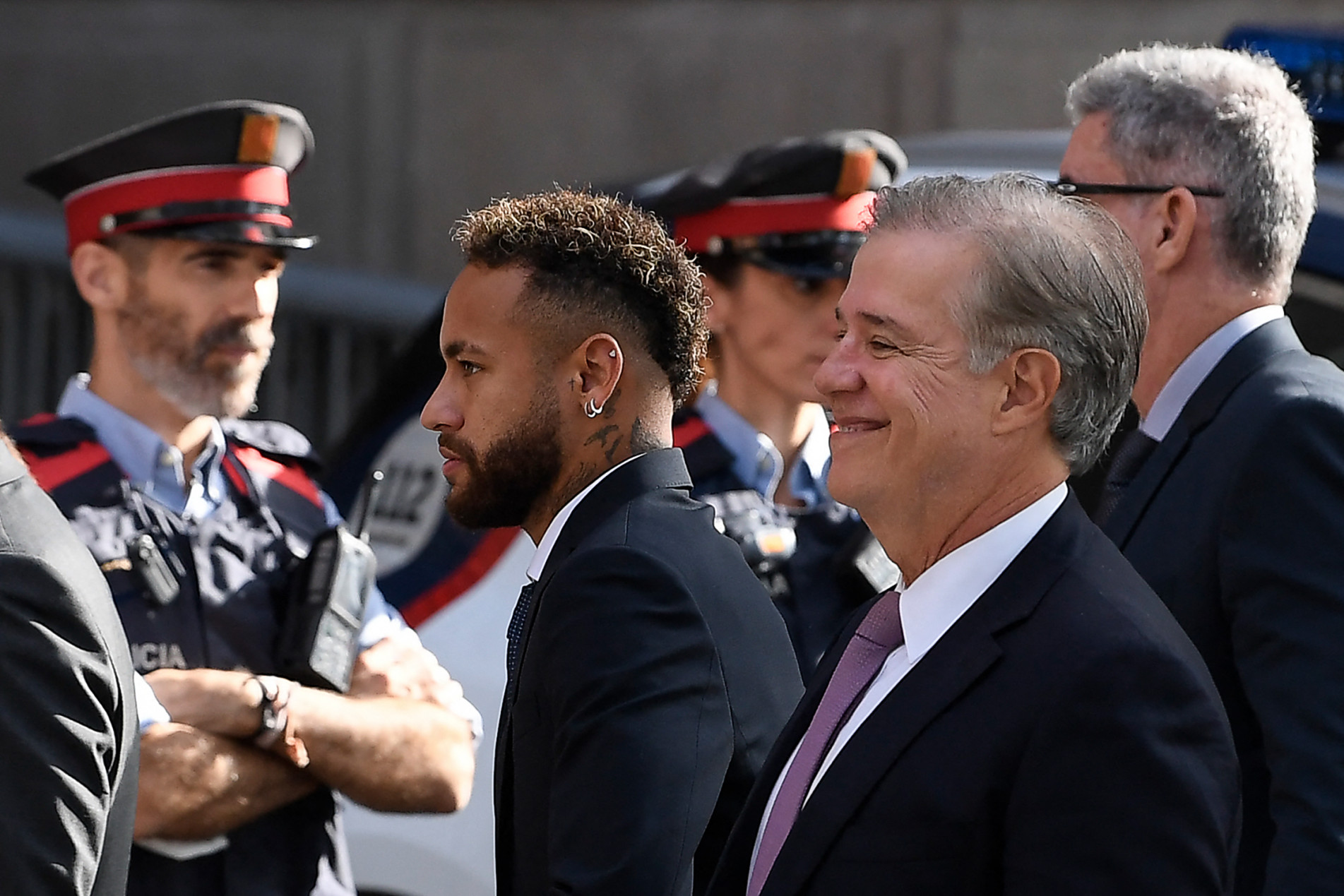 Neymar enfrenta acusações de corrupção e fraude na sua transferência do Santos para o Barcelona