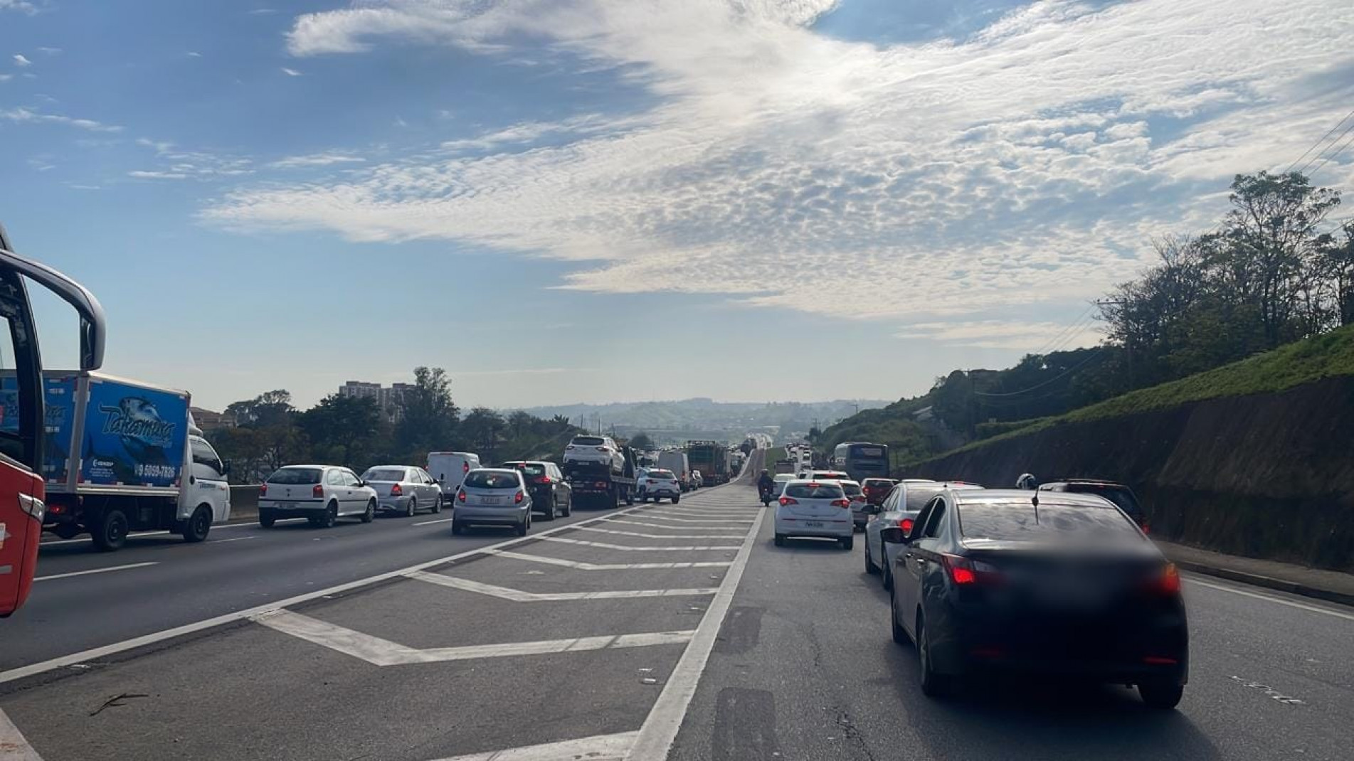 Trânsito está congestionado na rodovia Raposo Tavares, sentido capital