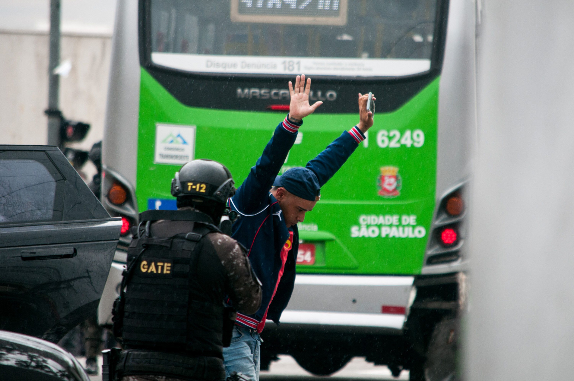 Um dos bandidos negociou a rendição com a polícia 