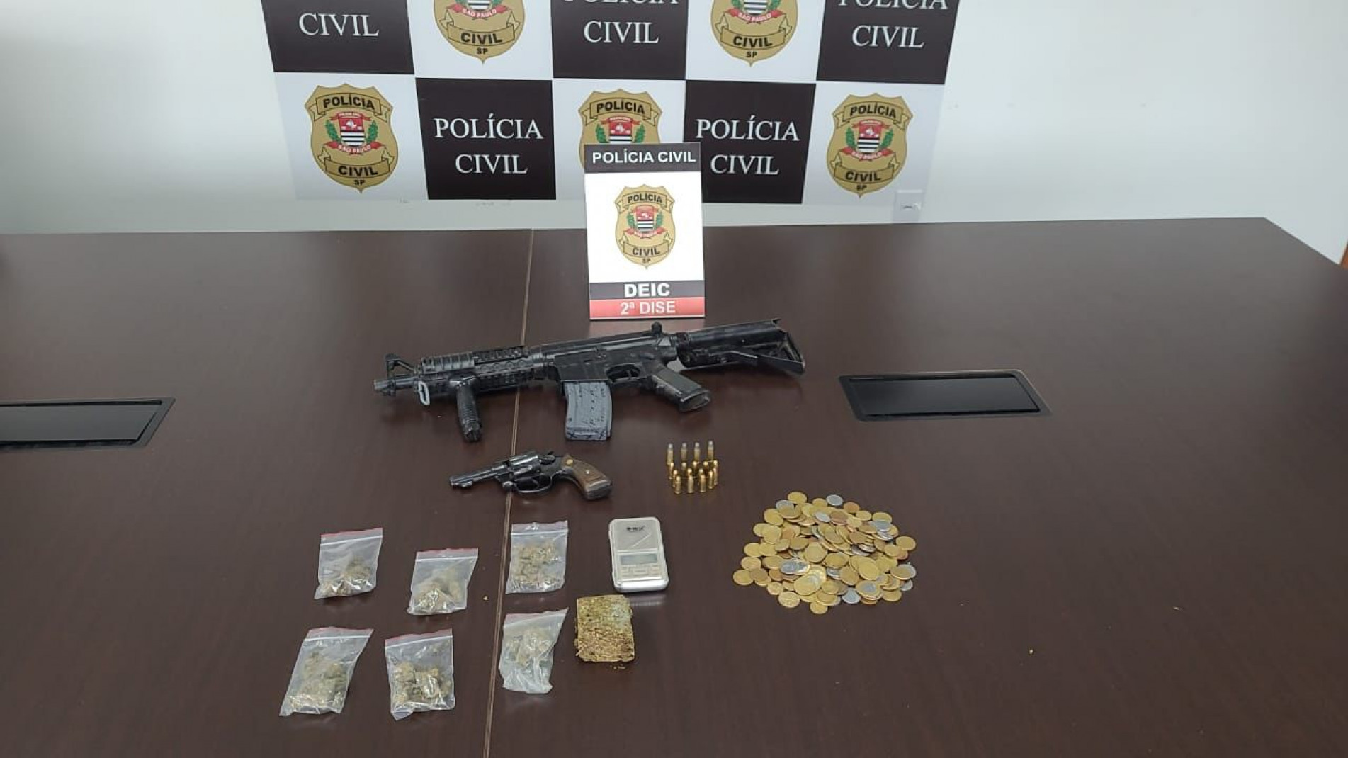 Armas, drogas e moedas foram apreendidas