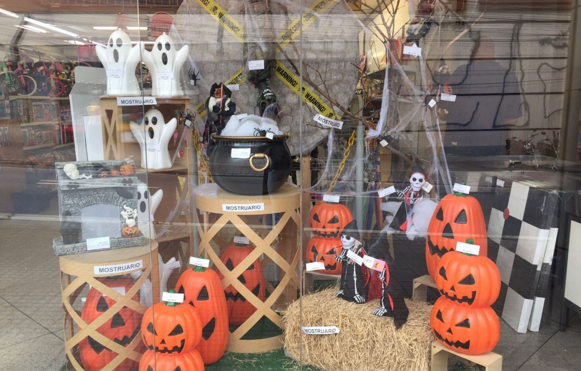 Há artigos dos mais variados tipos e preços à disposição de quem gosta da festa