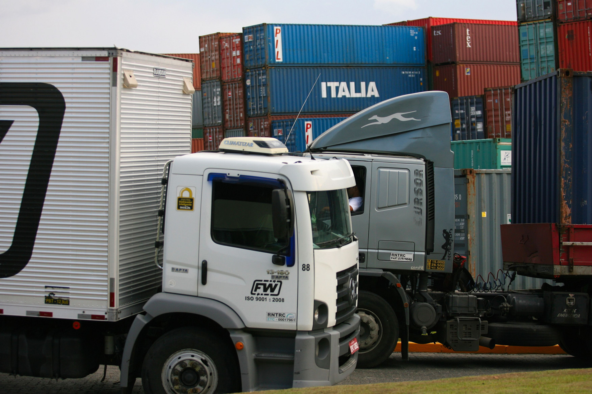 Transporte rodoviário é o mais usado no Brasil, mesmo para longas distâncias 