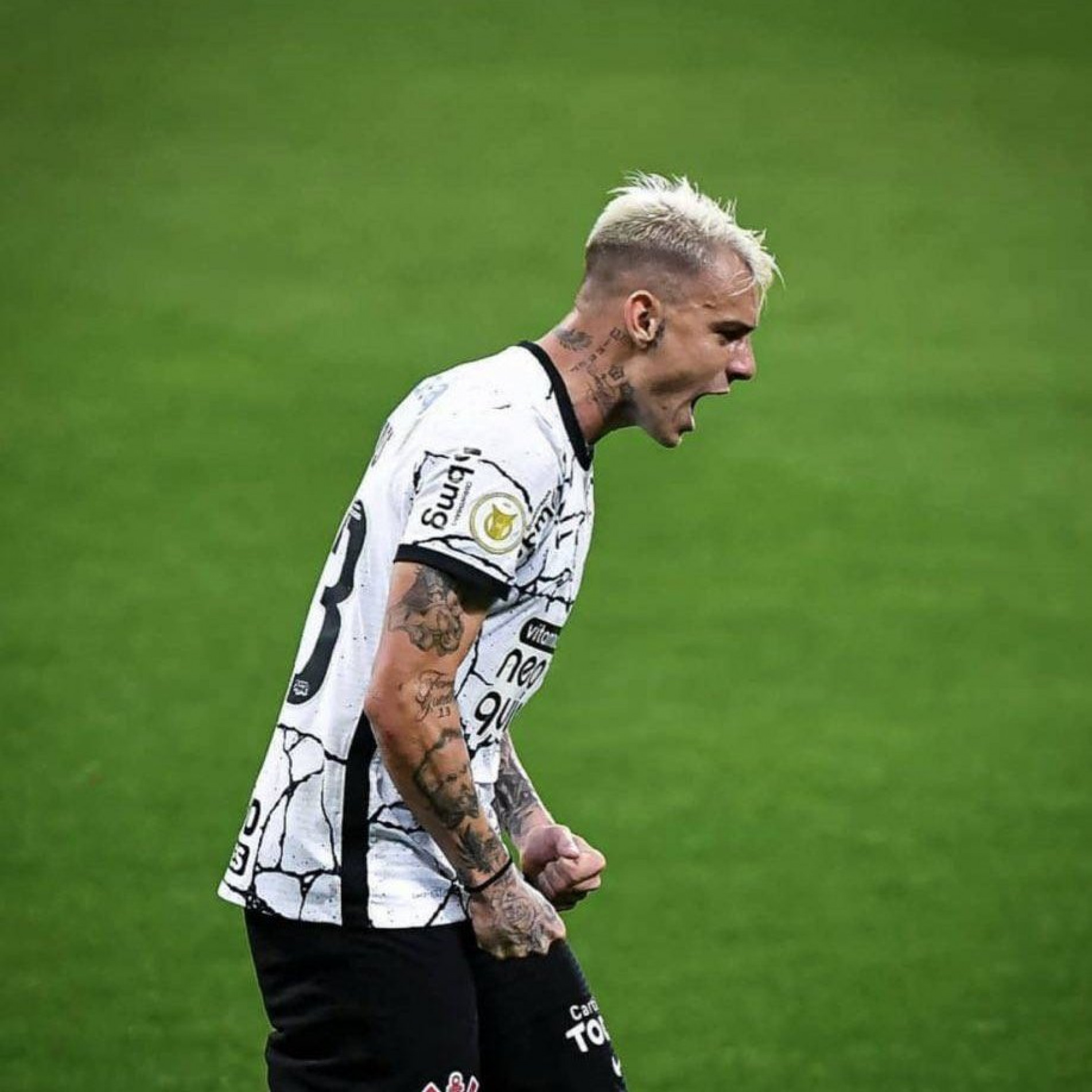 Róger Guedes comemora o gol da vitória