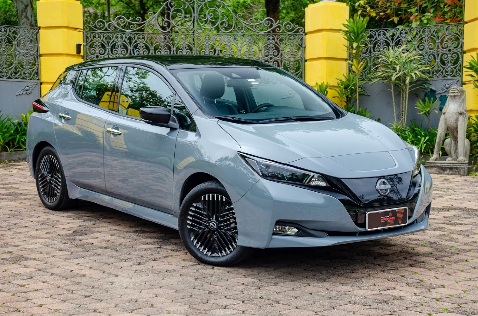 A segunda geração ganhou faróis de LED com lentes escurecidas e para-choques redesenhados