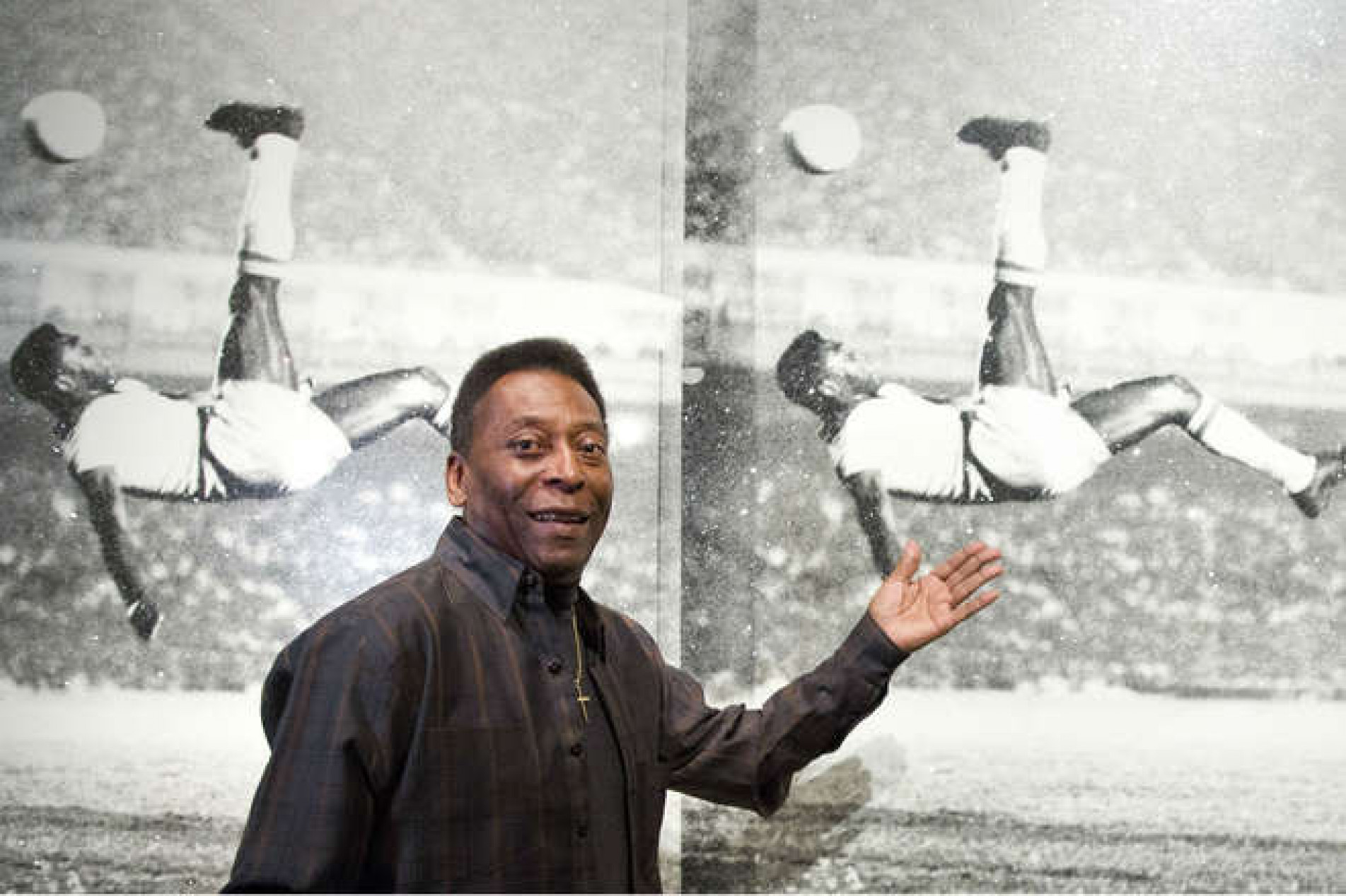 Pelé posa ao lado de sua foto exposta em Londres