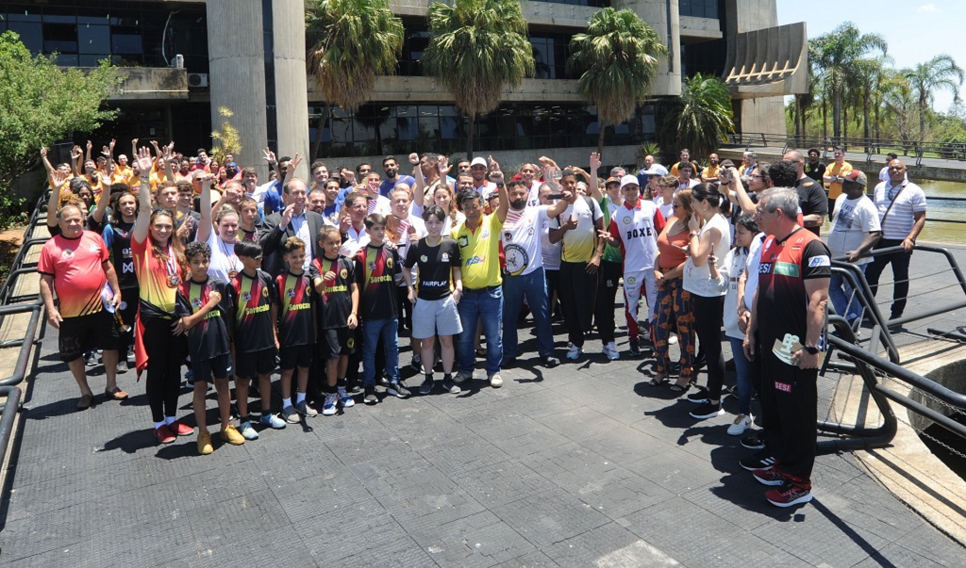 Representantes das 27 equipes receberam medalhas e broches