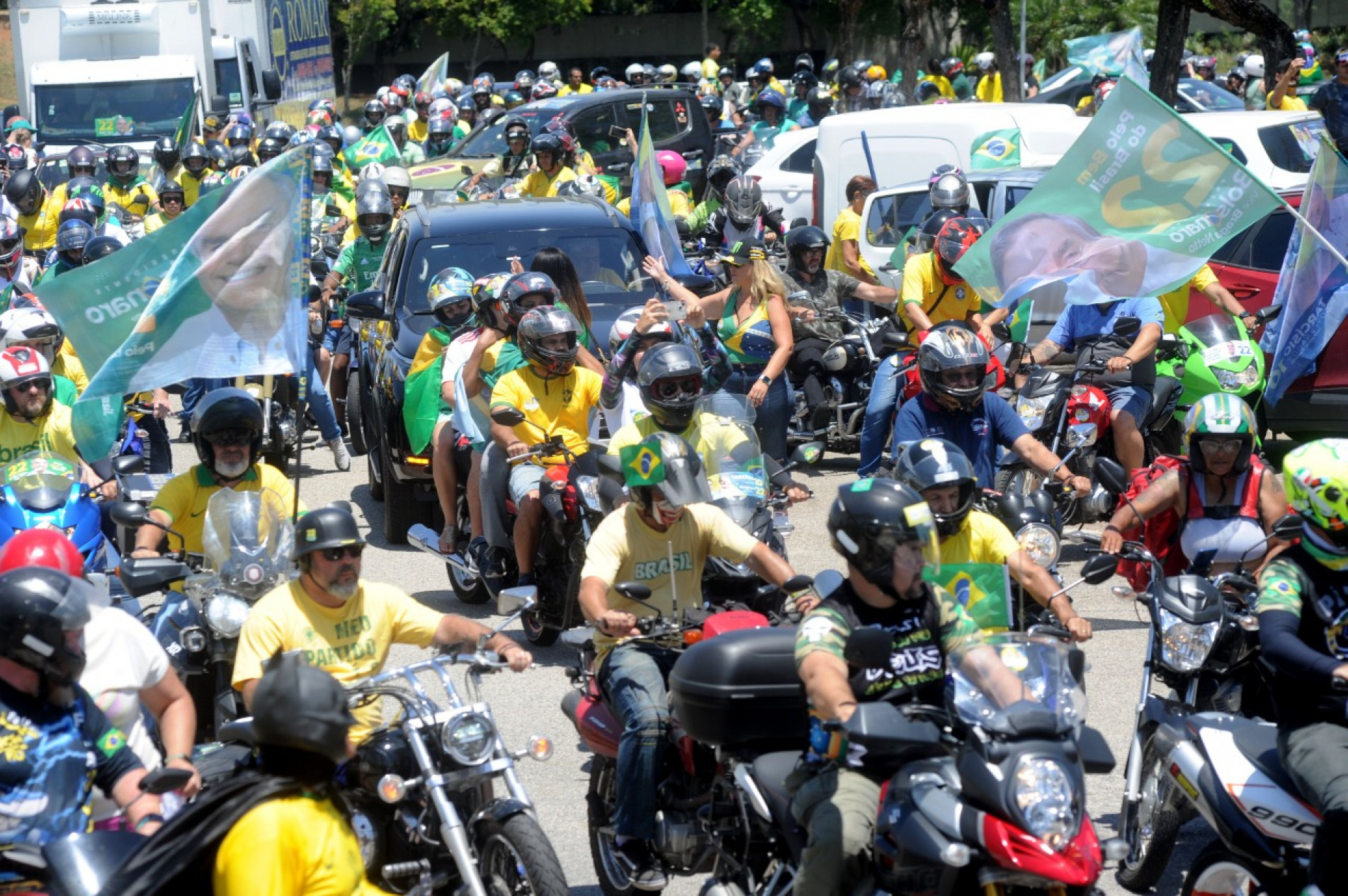 Motociata e carreata reuniu centenas de manifestantes 