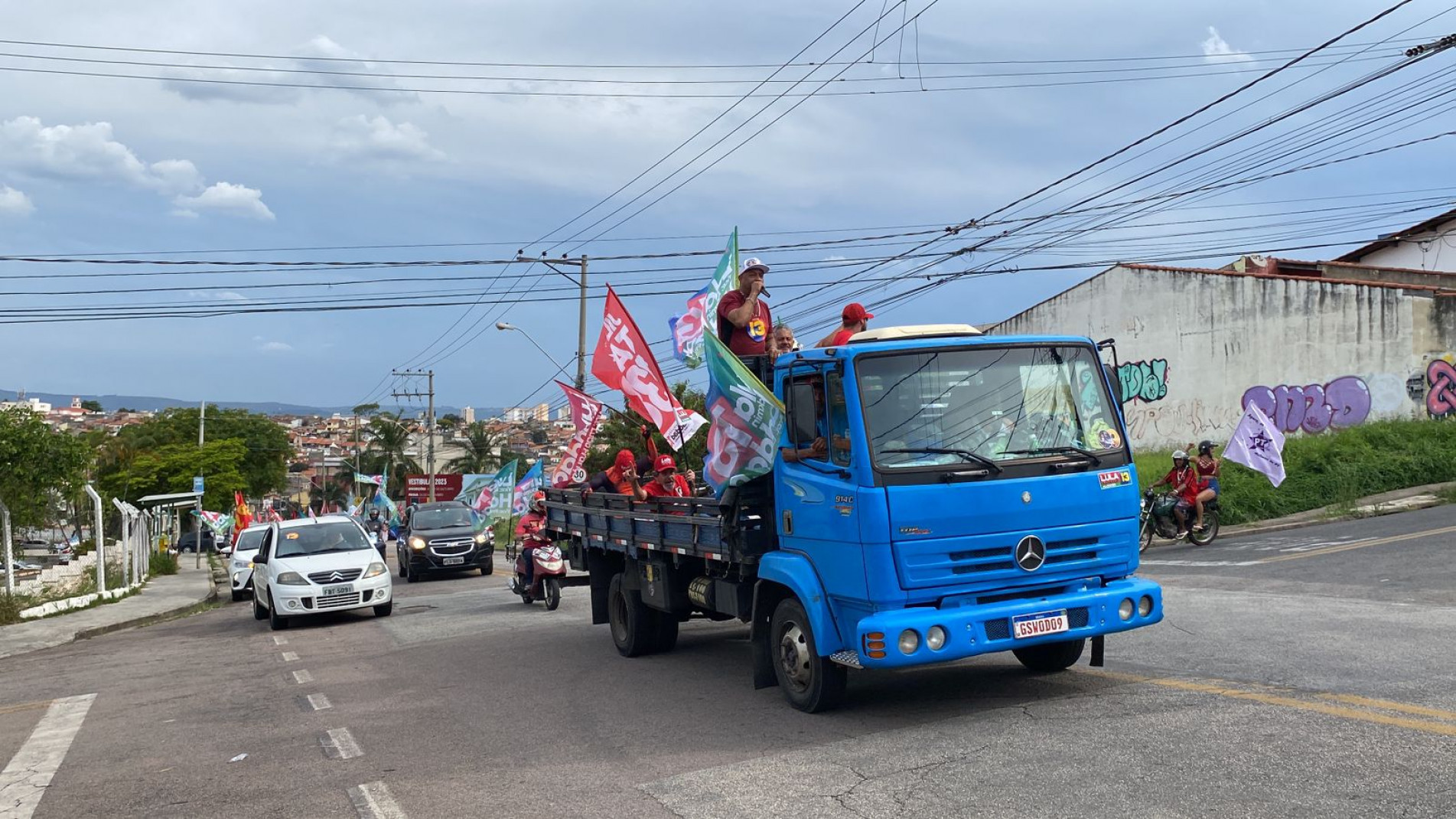 Apoiadores de Lula e Haddad fazem carreata e 'bandeiraço' em Sorocaba 