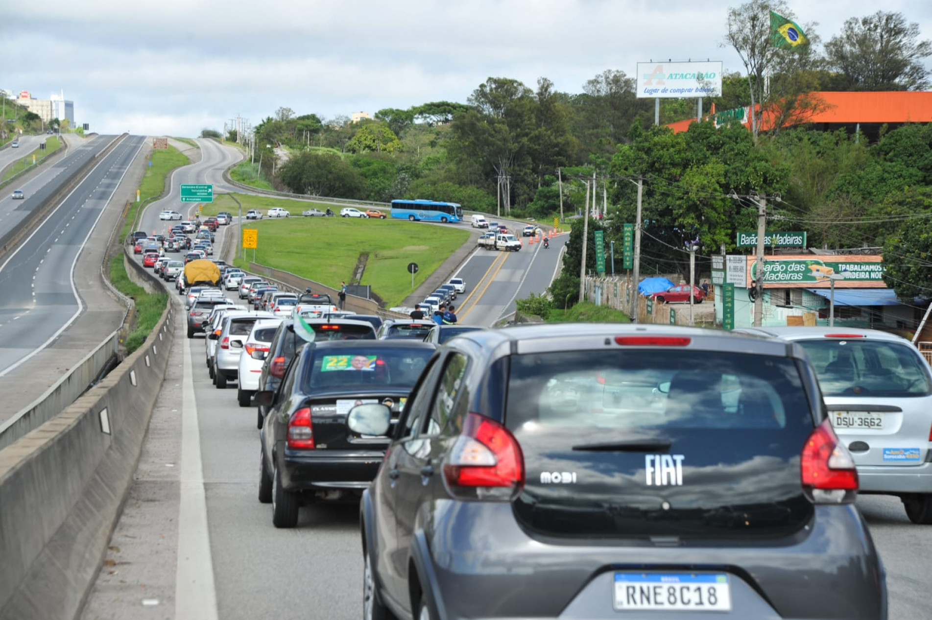 Polícia Rodoviária fechou a pista marginal direita da Raposo Tavares, em frente ao supermercado Assaí, sentindo interior. O desvio é feito na altura do km 98.