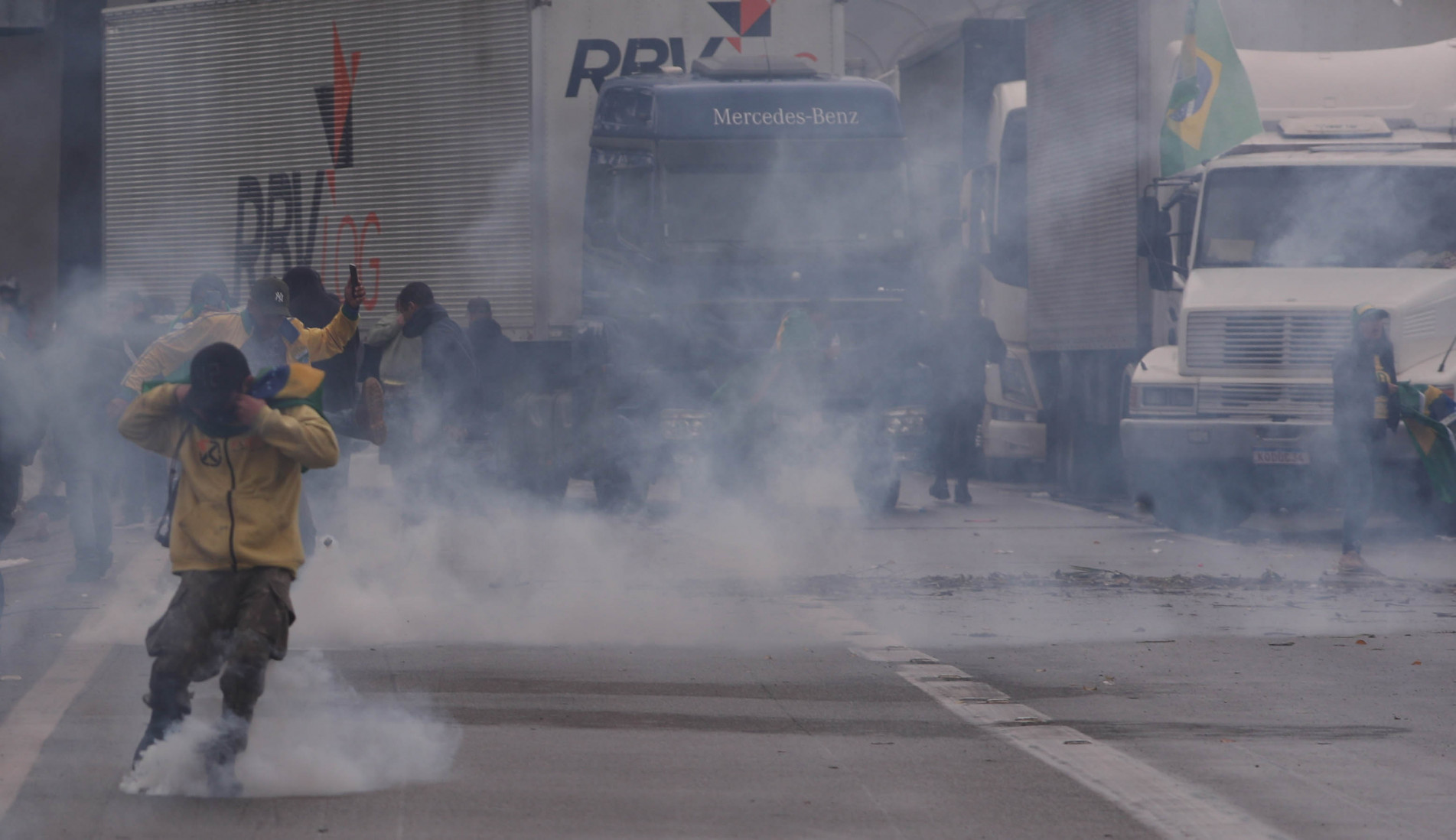 Várias bombas de gás lacrimogêneo foram usadas para liberar as pistas