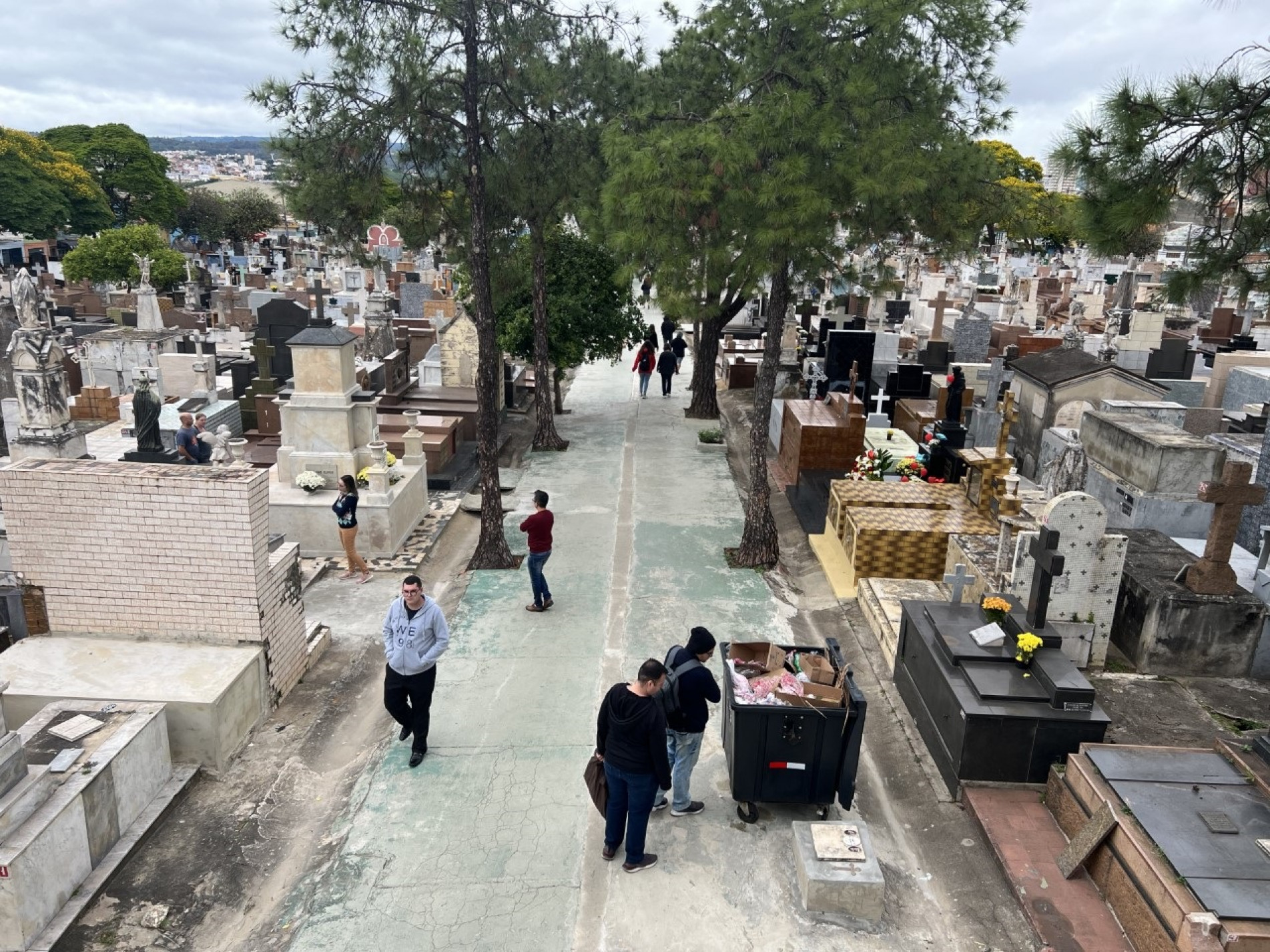 Movimento foi tranquilo no Cemitério da Saudade por conta do frio e o tempo nublado