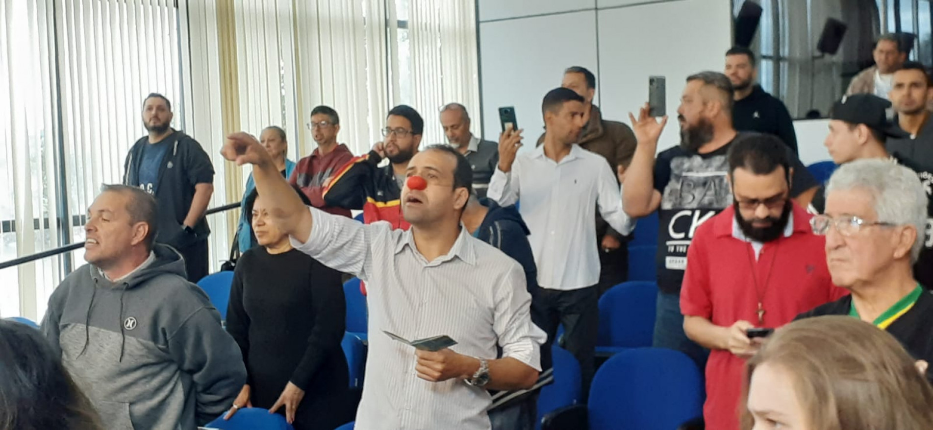 Discussão chegou a ser interrompida diversas vezes pelas pessoas que estão indignadas com as mudanças