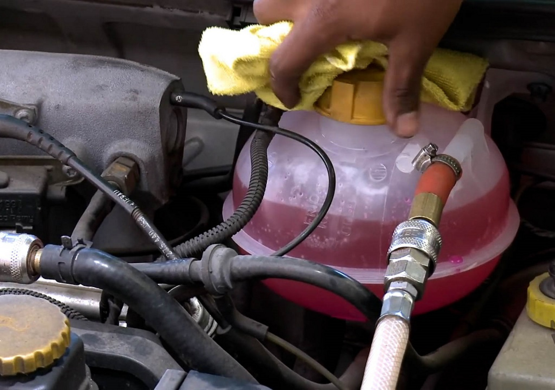 A partir do reservatório o líquido vai circular pelos canais de resfriamento do bloco
