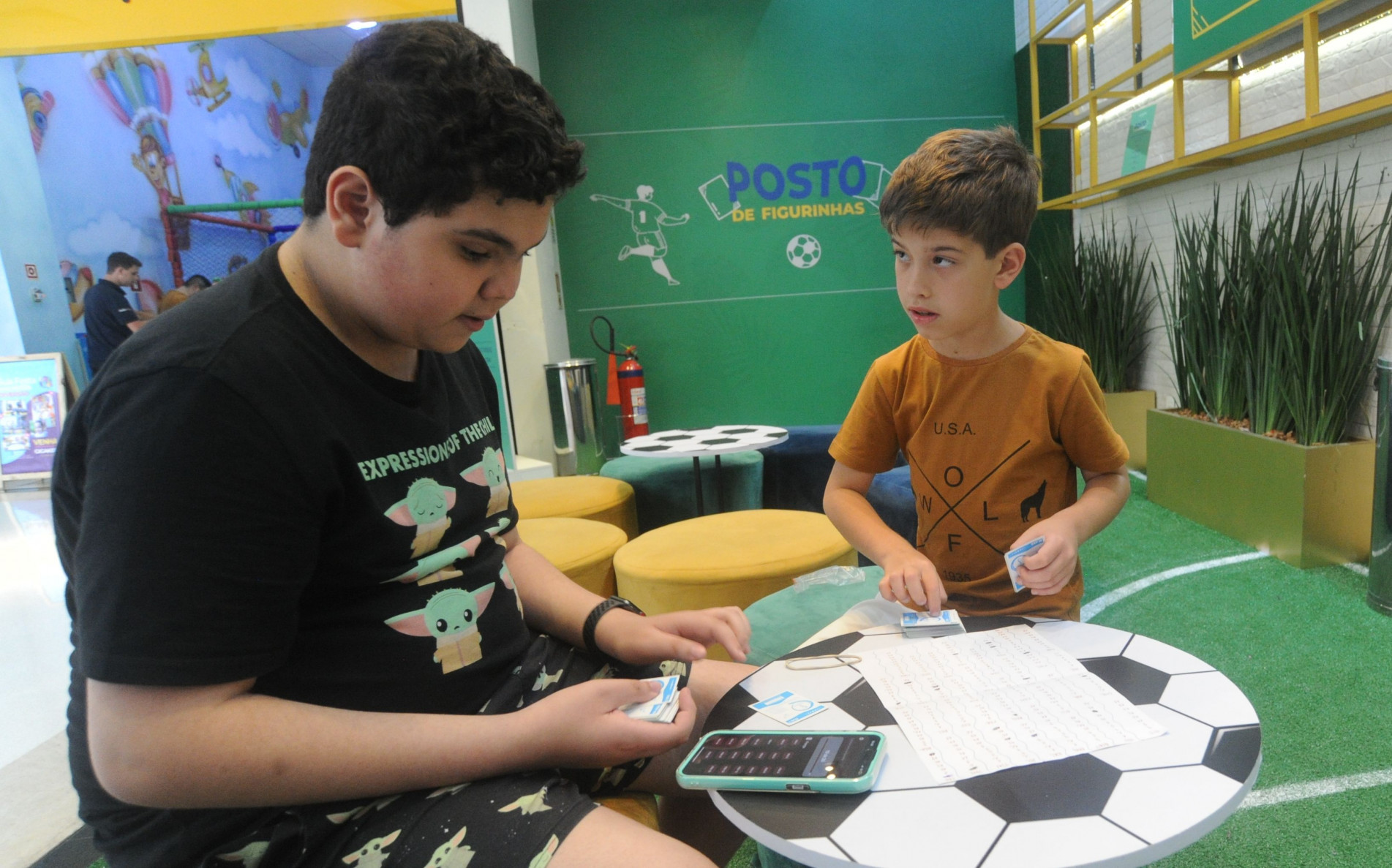 Lucca e Miguel trocaram figurinhas entre si