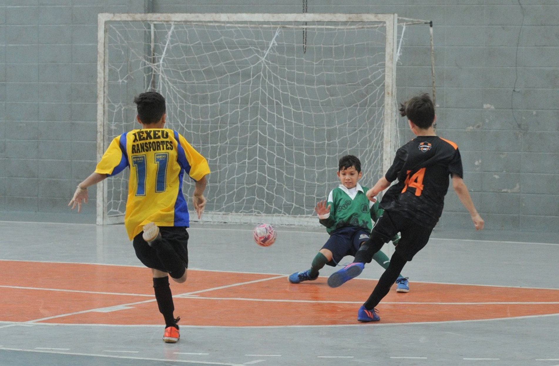 Futsal e vôlei masculino definem campeões nesta segunda-feira (7)