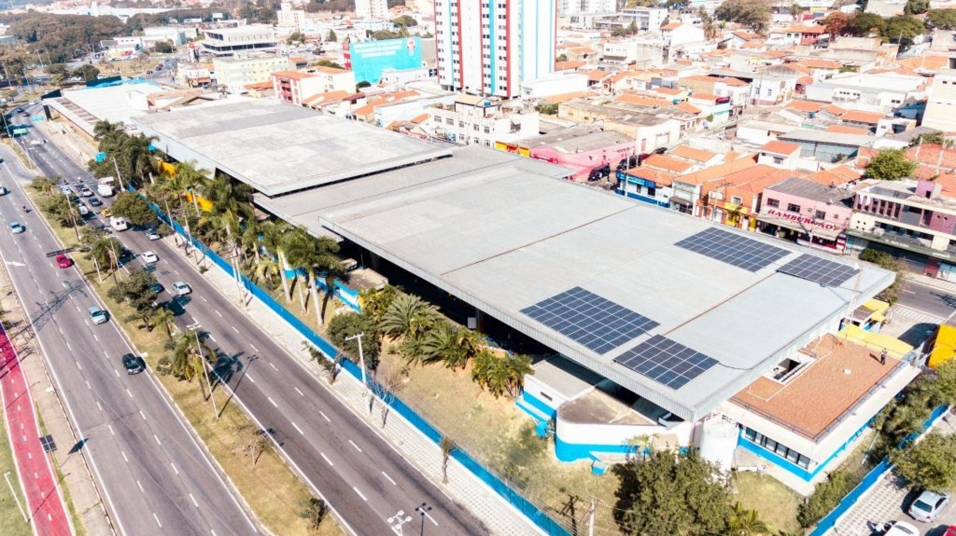 Placas fotovoltaicas podem ser observadas sobre a cobertura do Terminal São Paulo